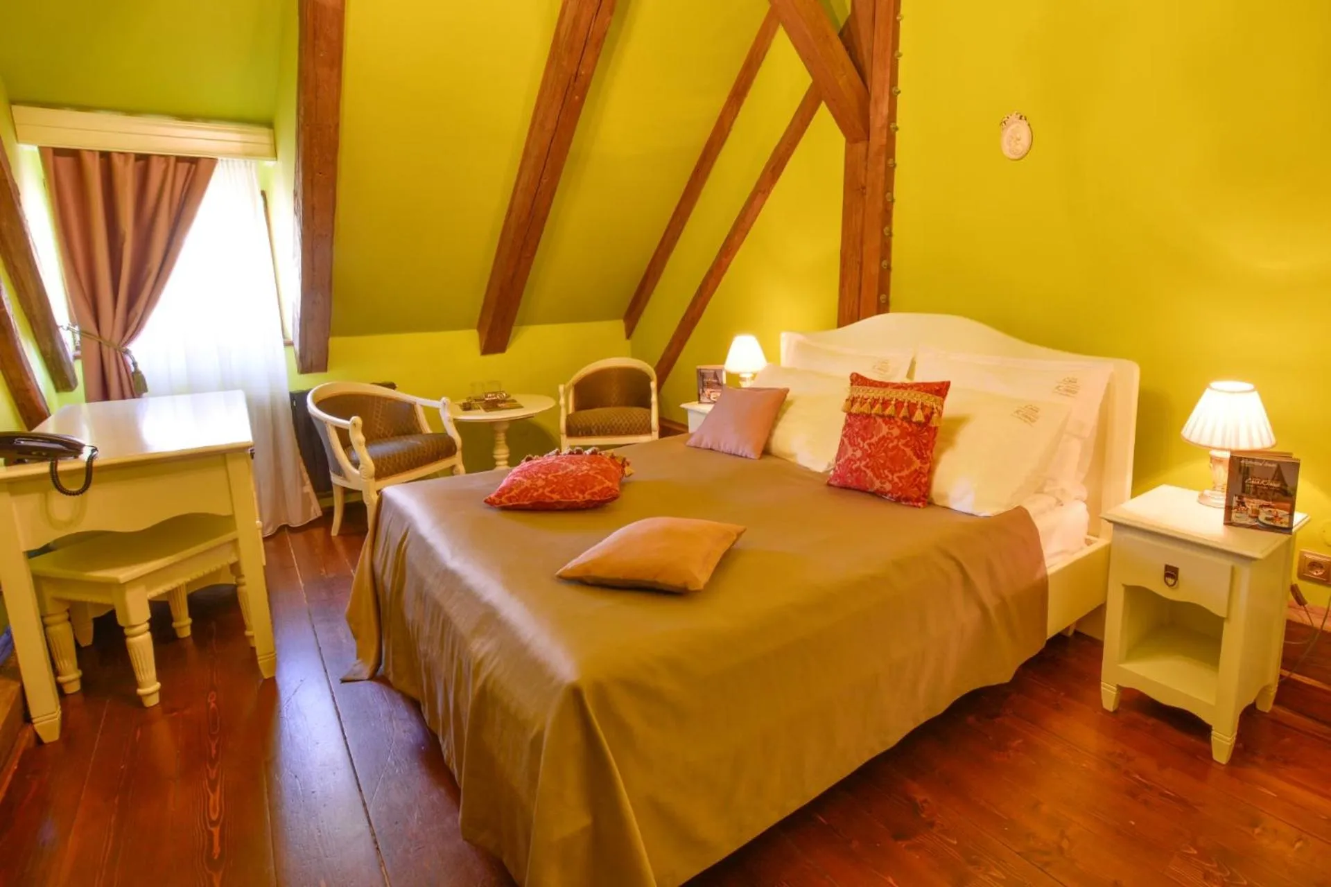 Photo of the whole room, Bed in Casa Georgius Krauss Sighisoara