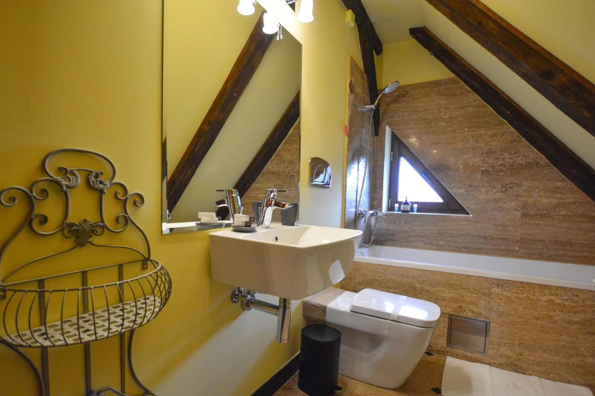 Bathroom in Casa Georgius Krauss Sighisoara