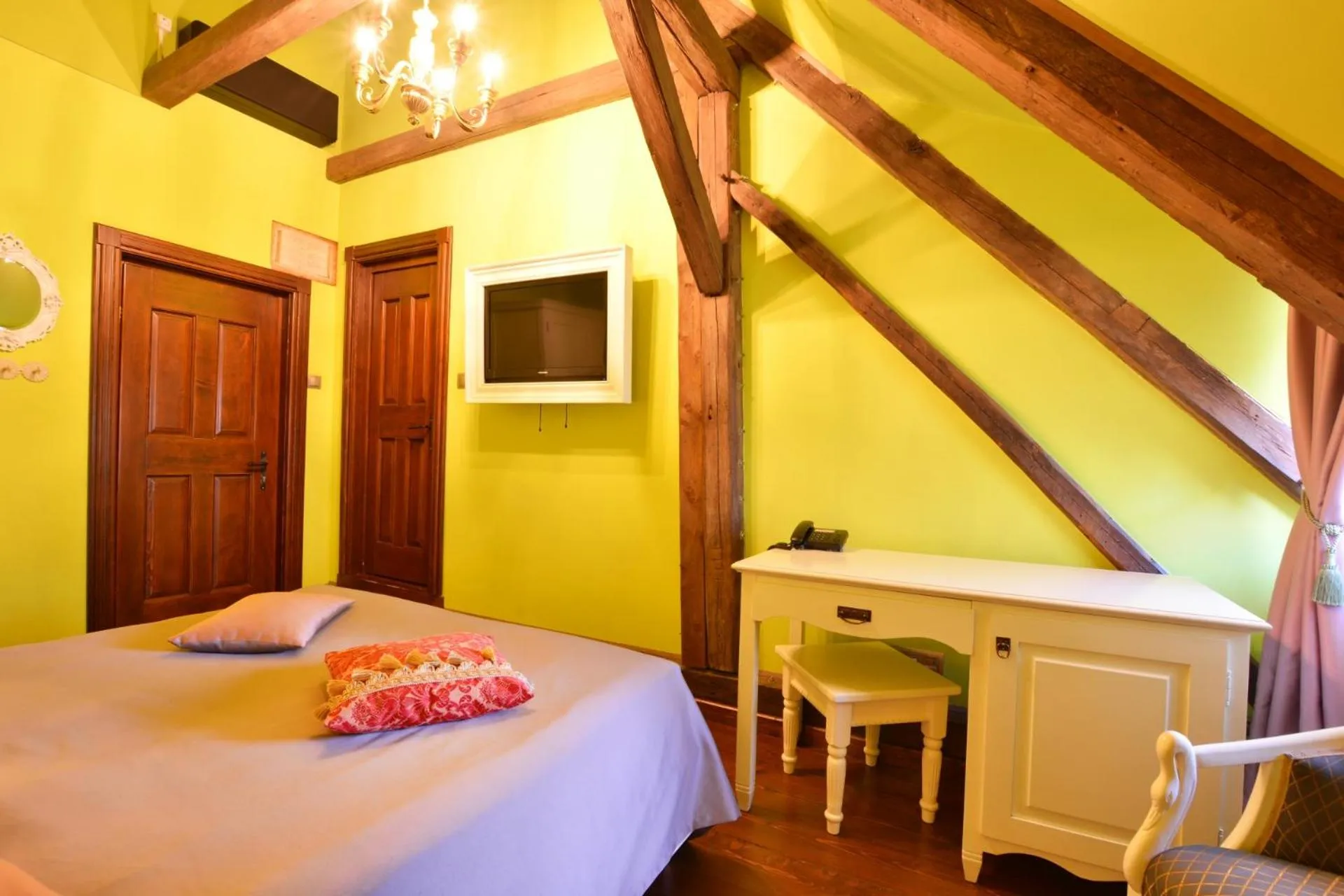 Photo of the whole room, Bed in Casa Georgius Krauss Sighisoara