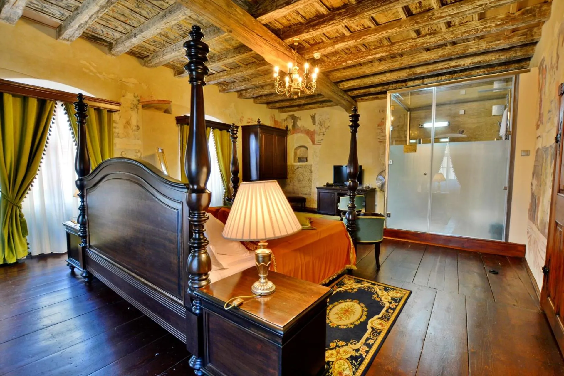 Photo of the whole room in Casa Georgius Krauss Sighisoara