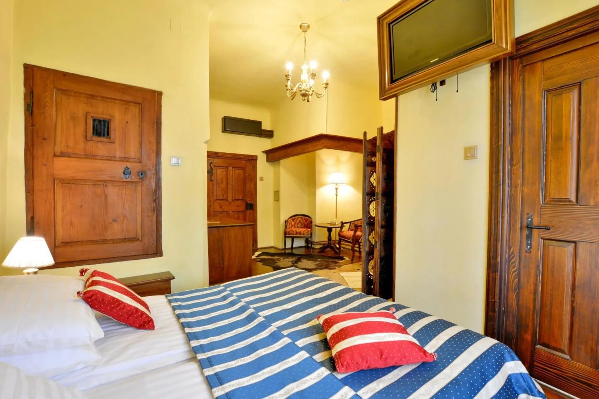 Photo of the whole room, Bed in Casa Georgius Krauss Sighisoara