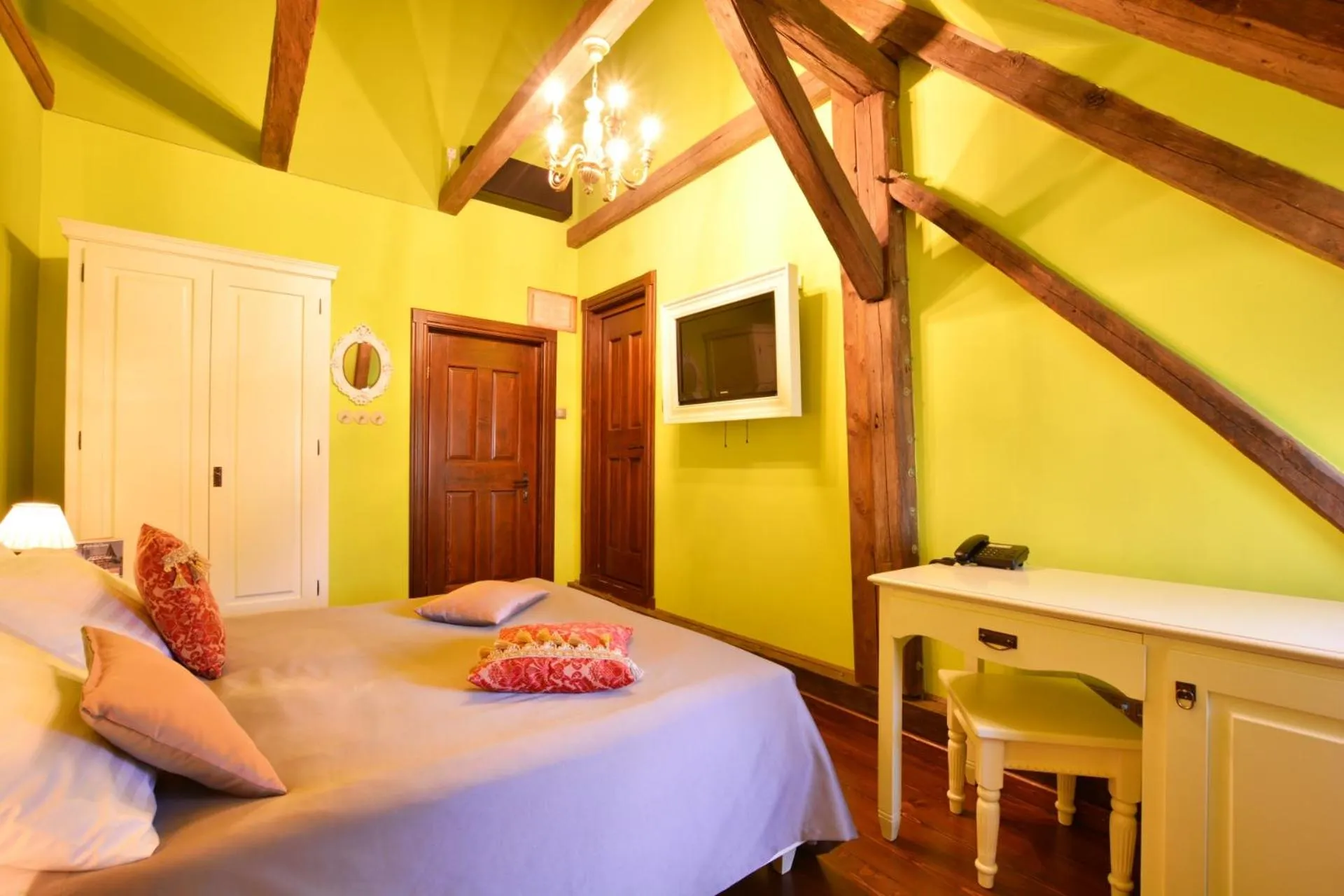 Photo of the whole room, Bed in Casa Georgius Krauss Sighisoara