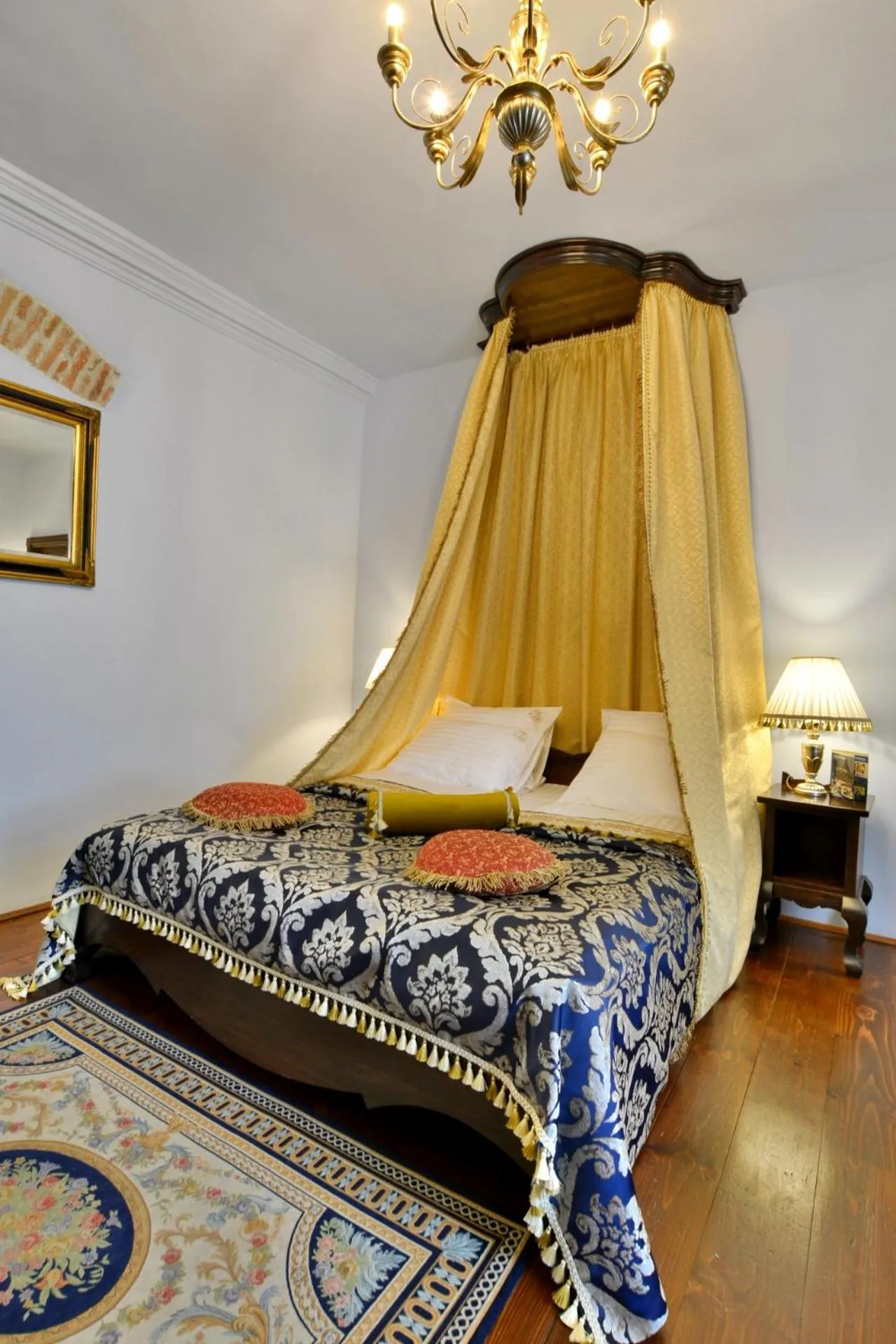 Photo of the whole room, Bed in Casa Georgius Krauss Sighisoara