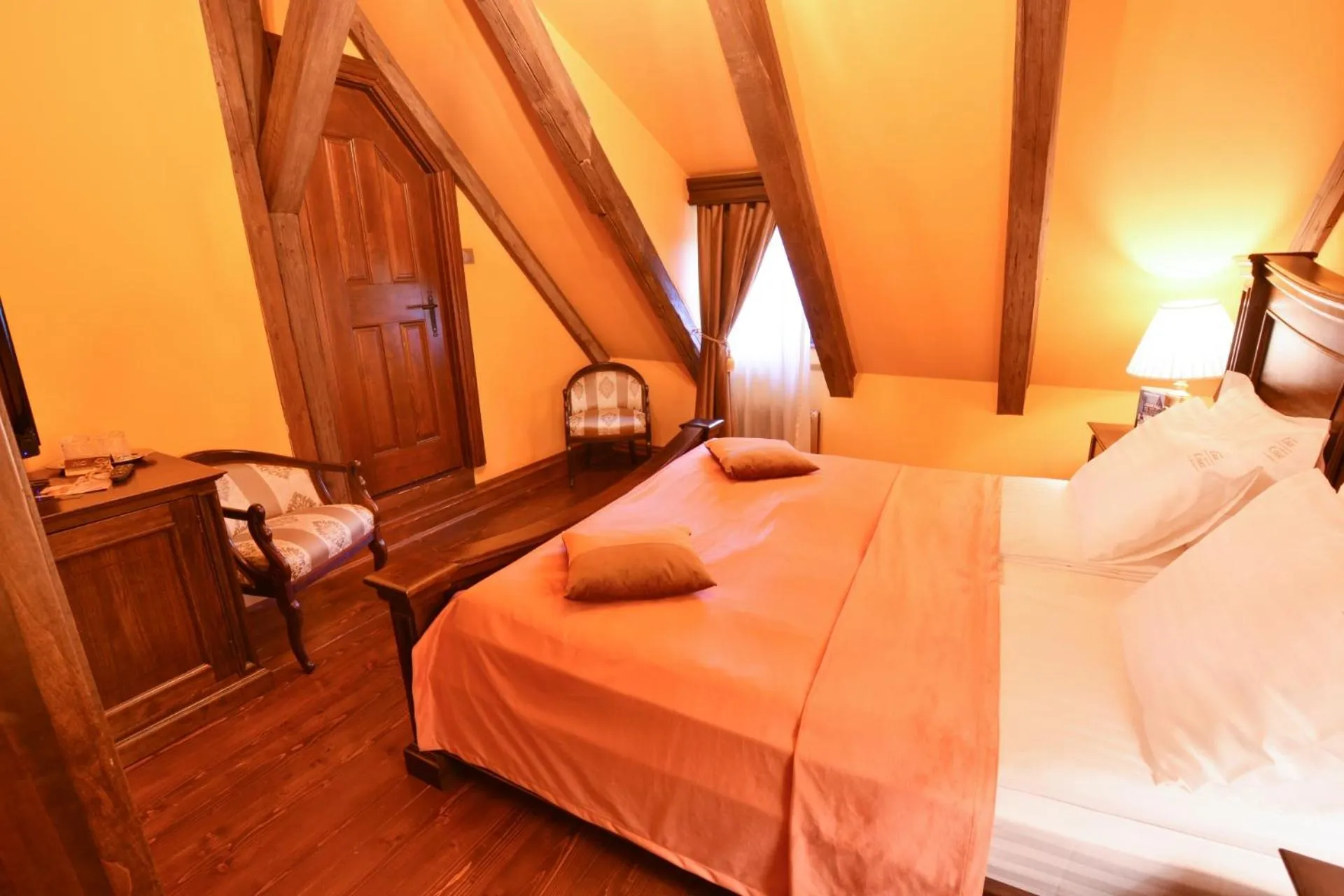 Photo of the whole room, Bed in Casa Georgius Krauss Sighisoara