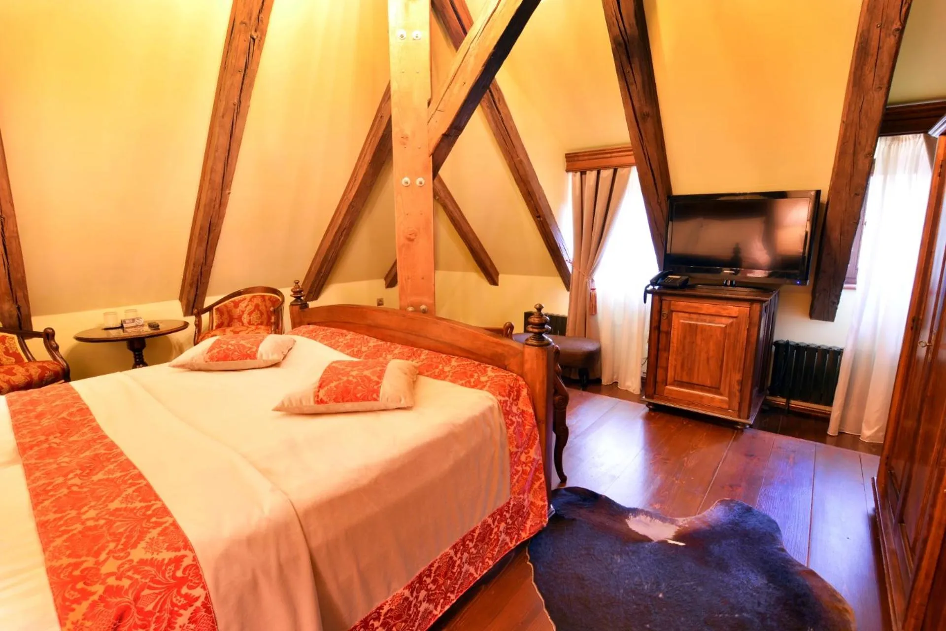Photo of the whole room, Bed in Casa Georgius Krauss Sighisoara
