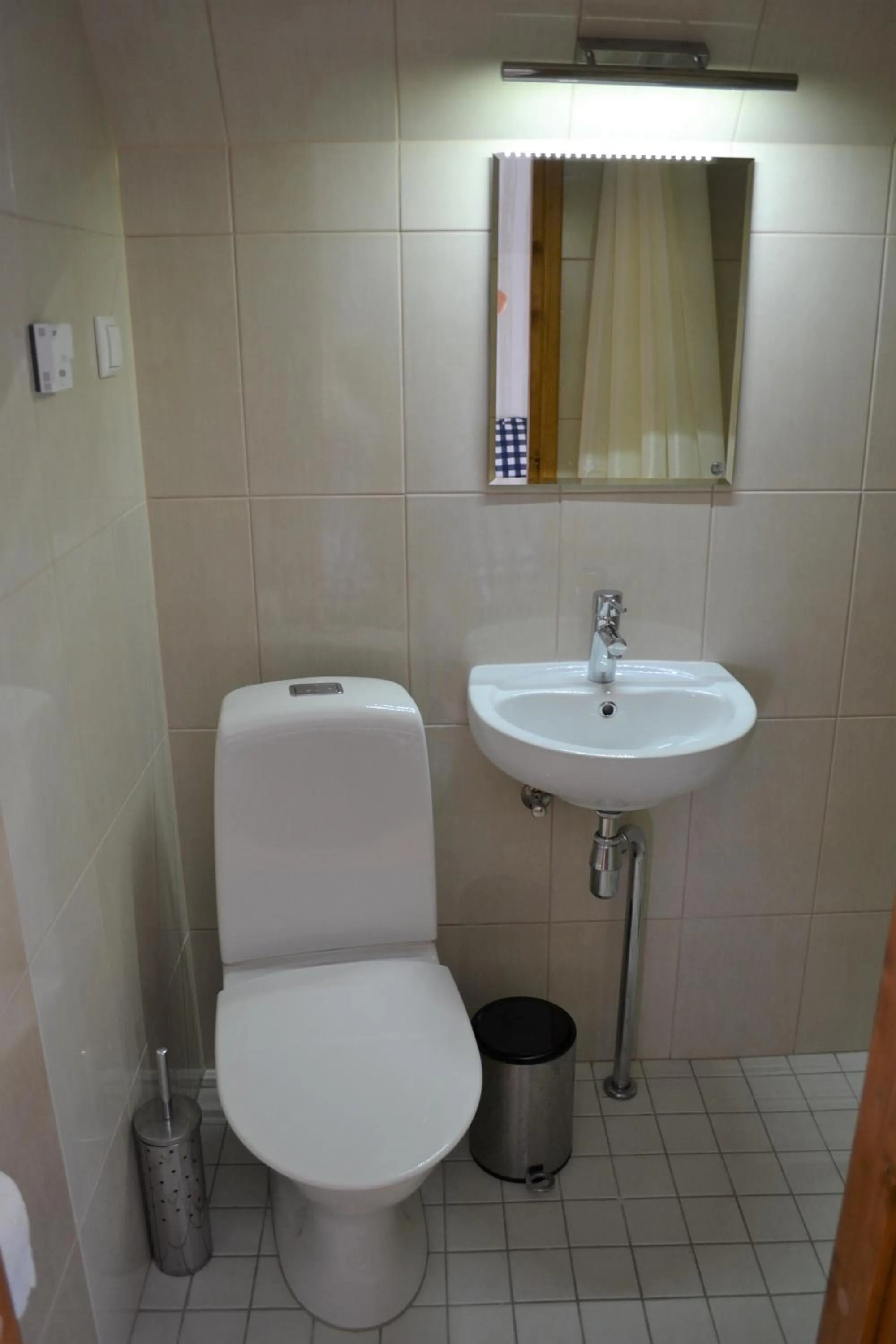 Kraavi Guest Hostel
