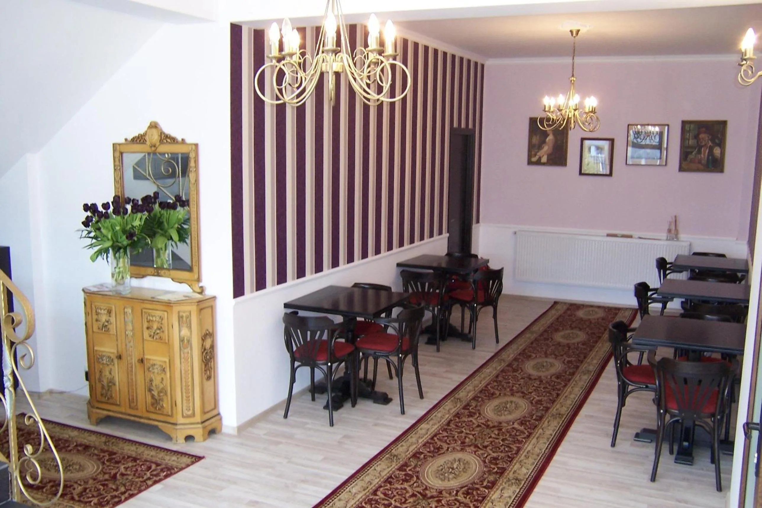 Restaurant/places to eat in Pensiunea Velvet