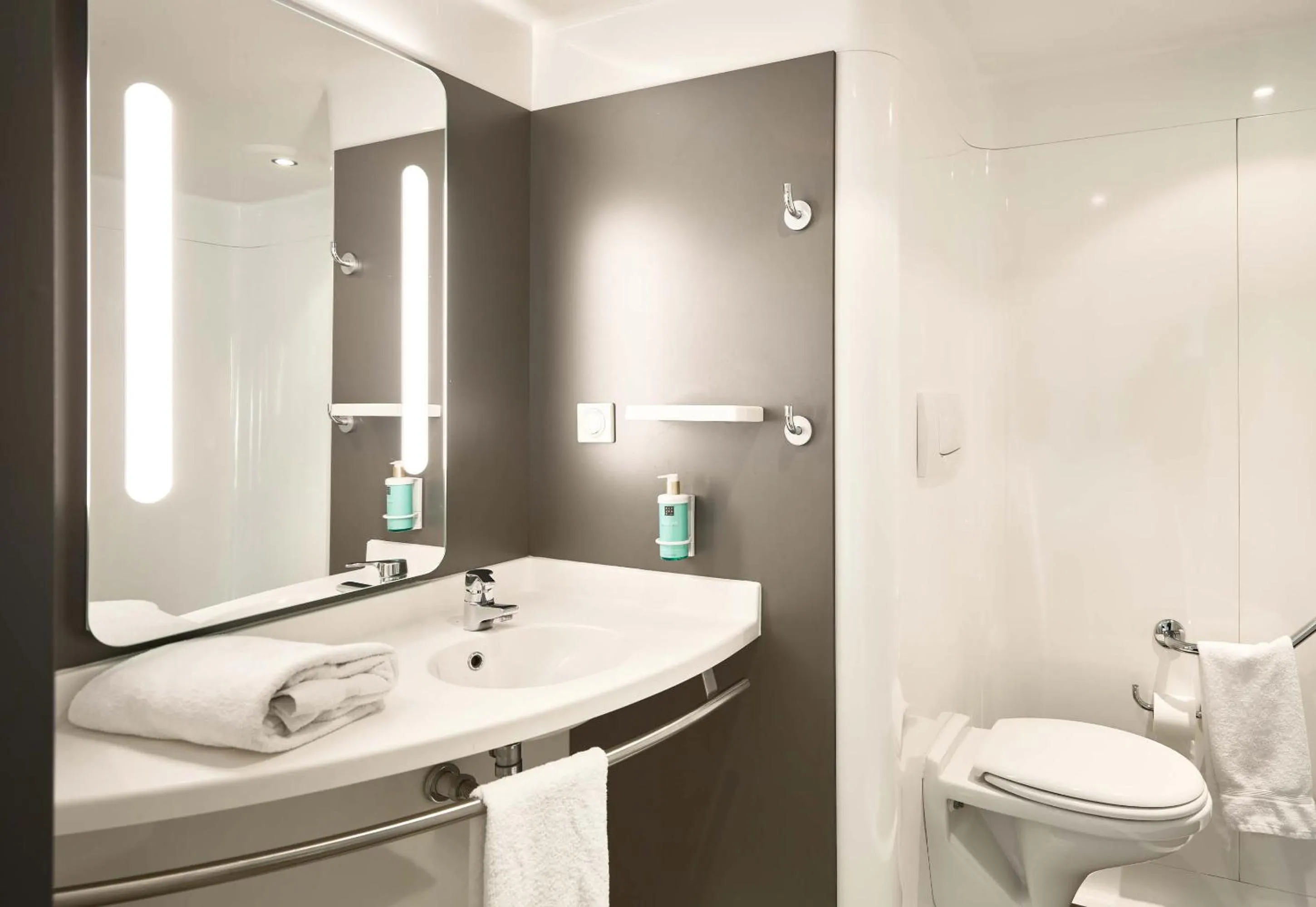 Bathroom in B&B HOTEL Paris Grand Roissy CDG Aéroport 4 étoiles