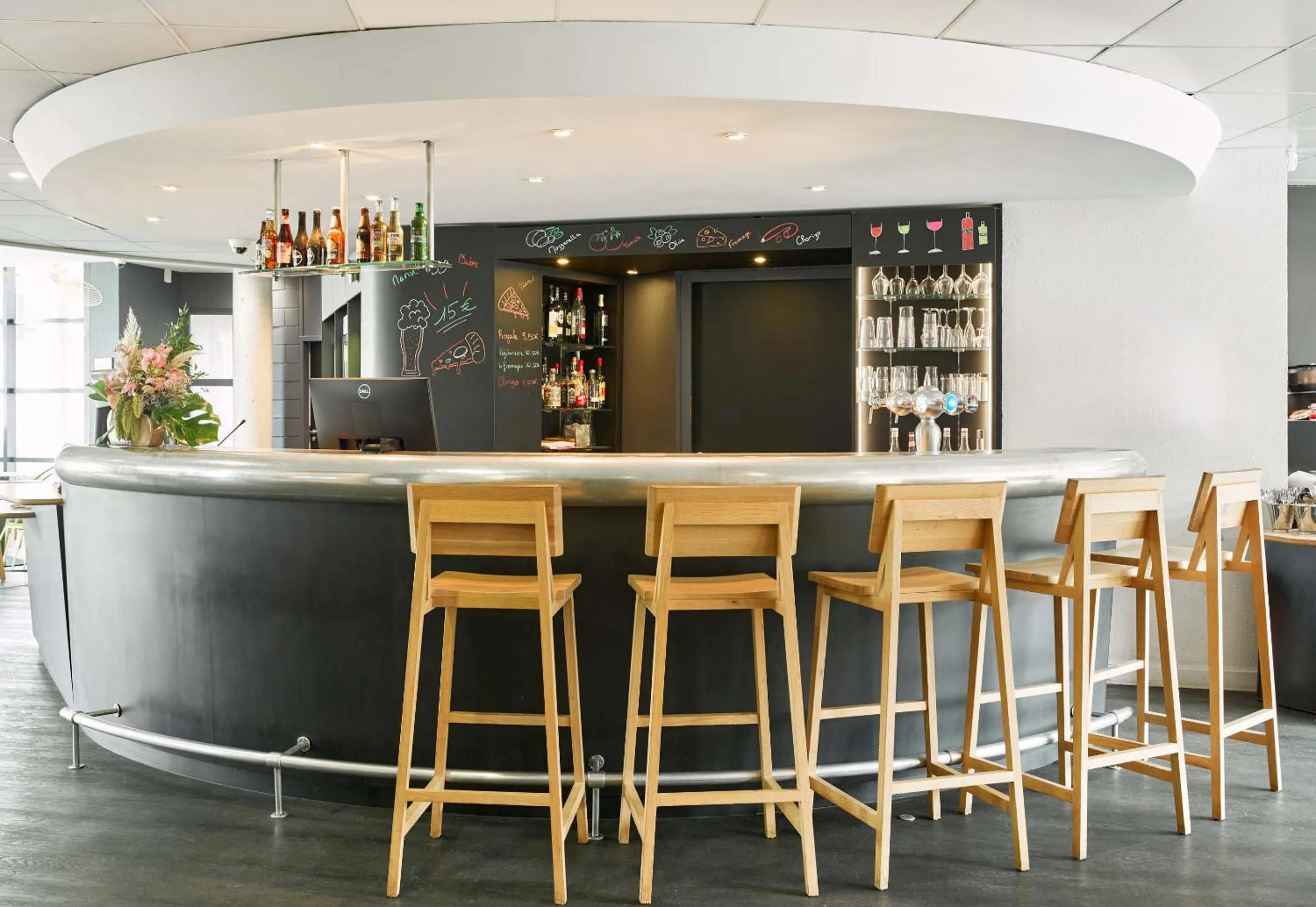 Lounge or bar in B&B HOTEL Paris Grand Roissy CDG Aéroport 4 étoiles