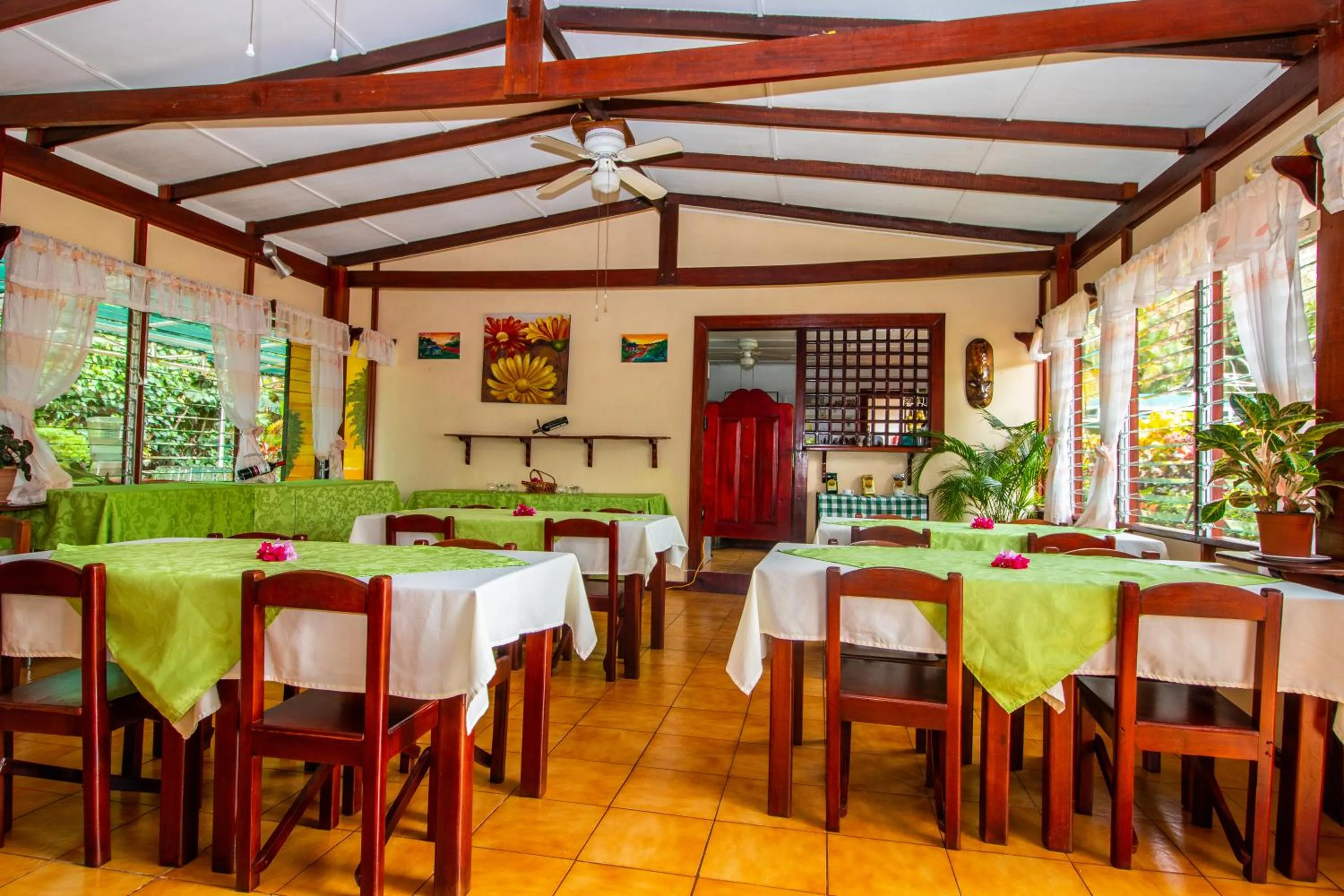 Restaurant/places to eat in Hotel La Rosa de America