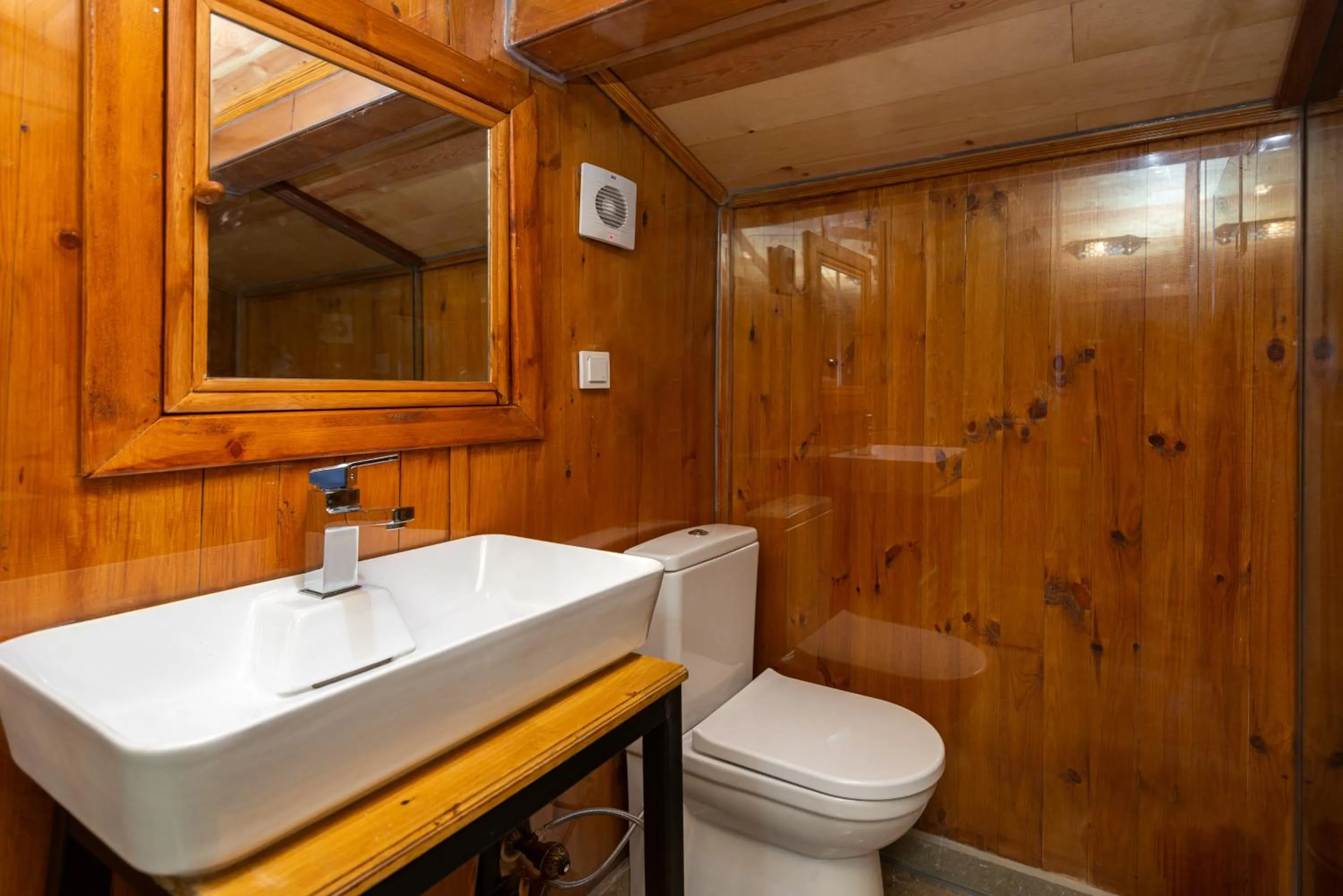 Toilet in Wonder Wood Hotel