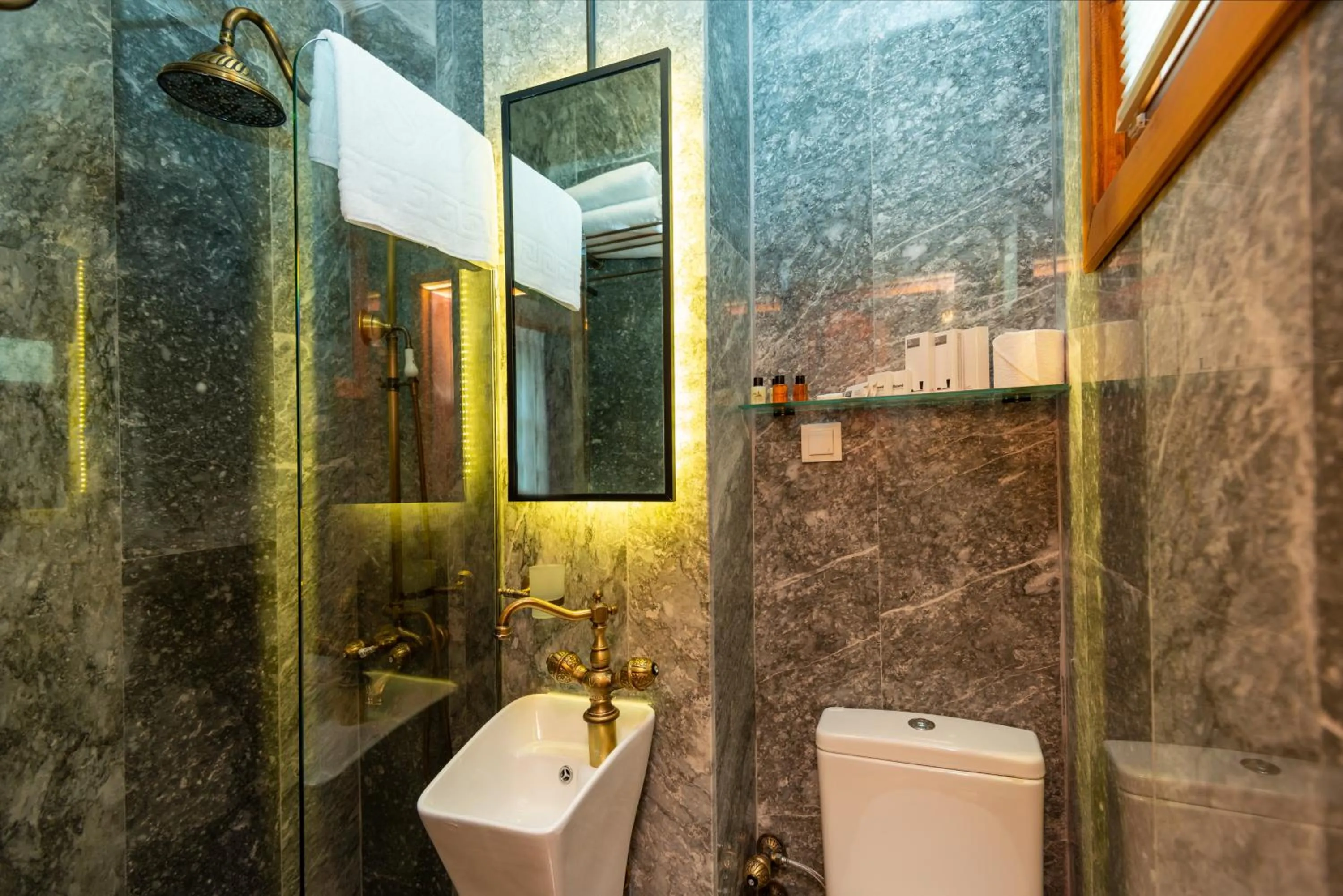 Shower in Wonder Wood Hotel