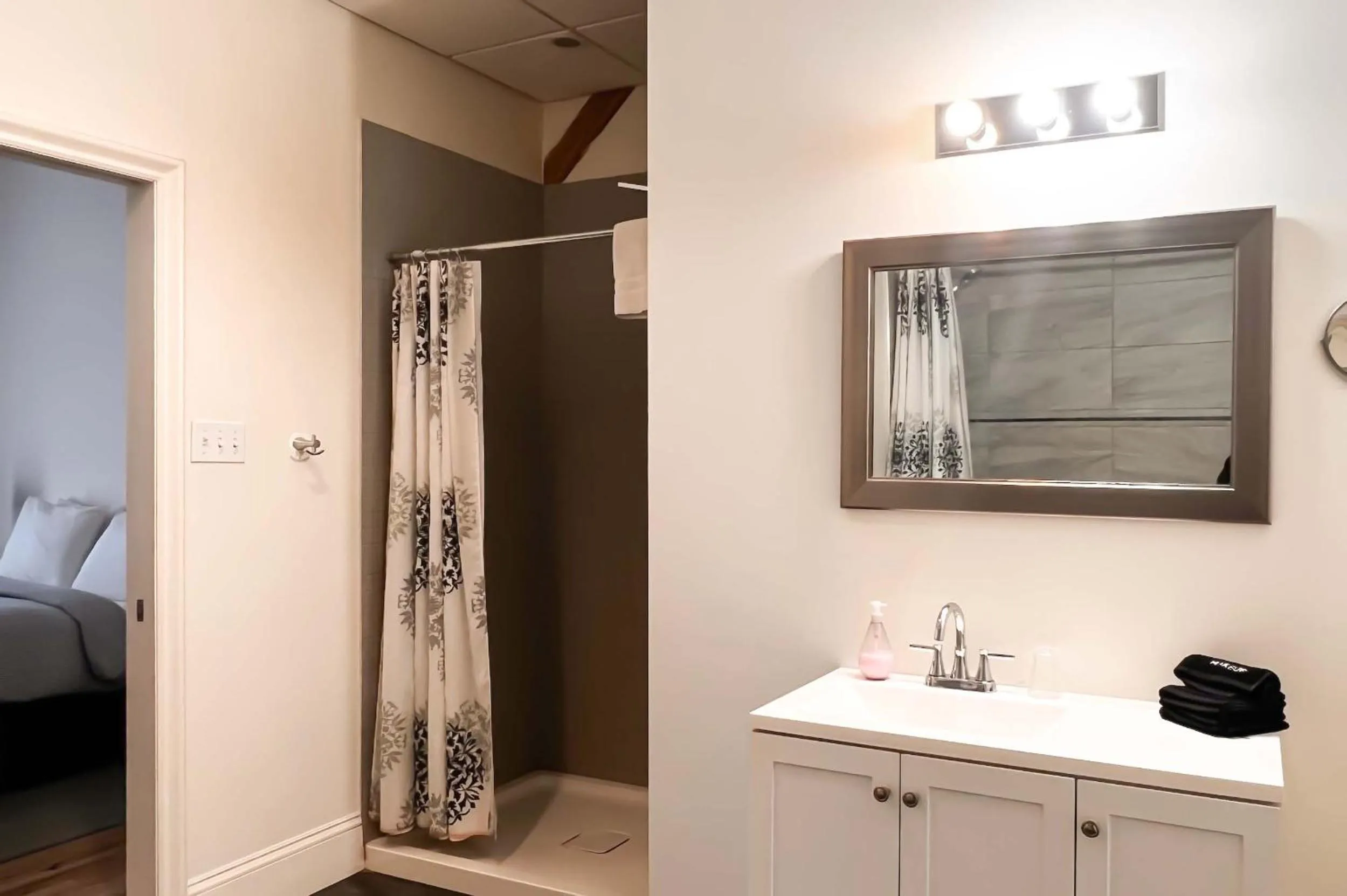 Shower, Bed in Royal Dalhousie