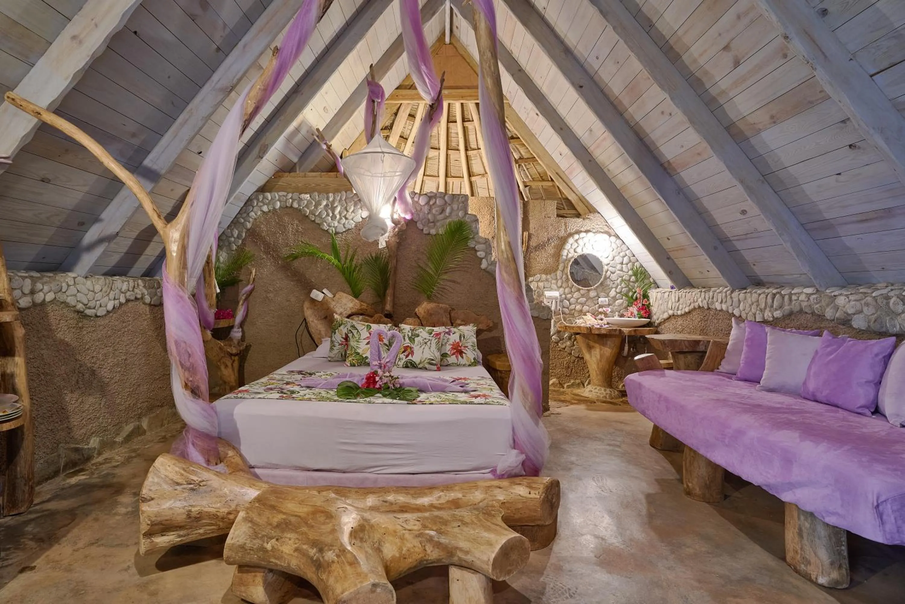 Photo of the whole room, Bed in CHALET TROPICAL Hotel & Restaurant-Pizzeria