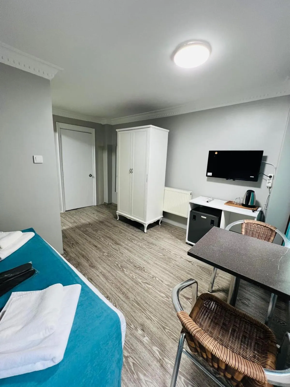 Communal lounge/ TV room, Bed in Taksim Dora Hotel