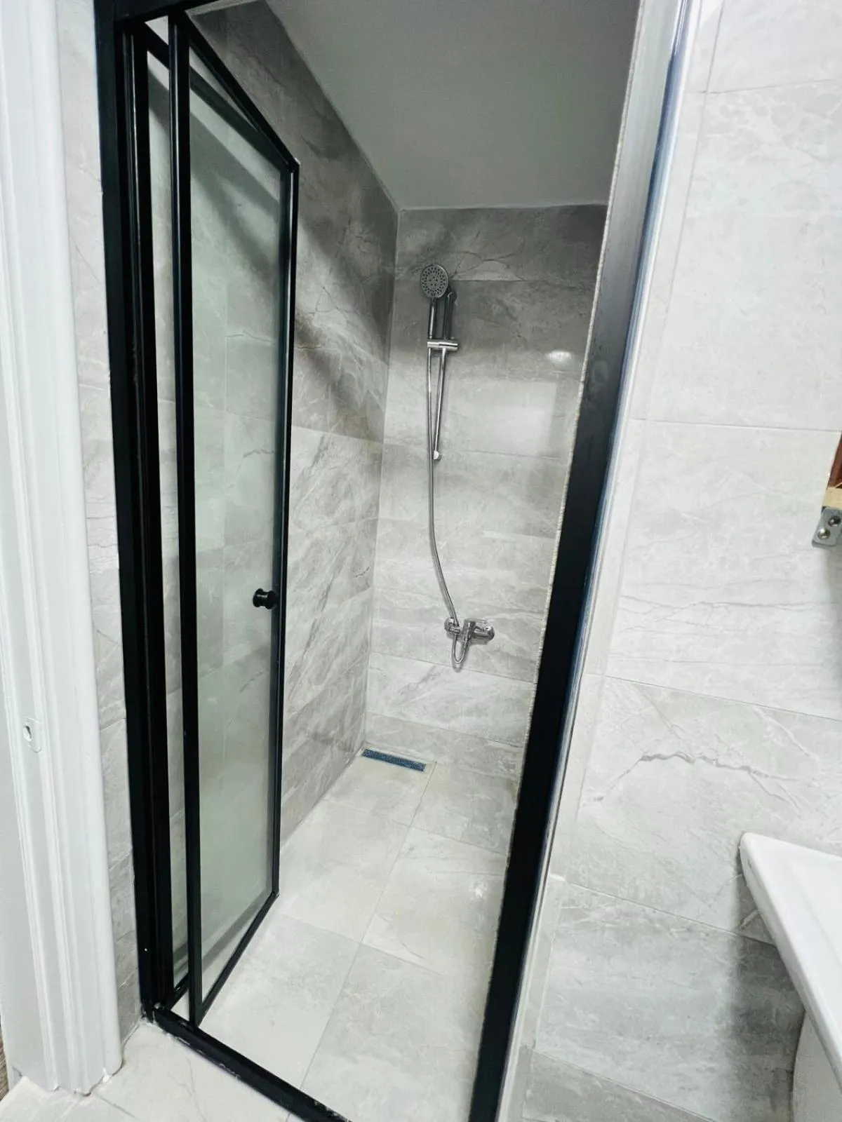 Shower in Taksim Dora Hotel