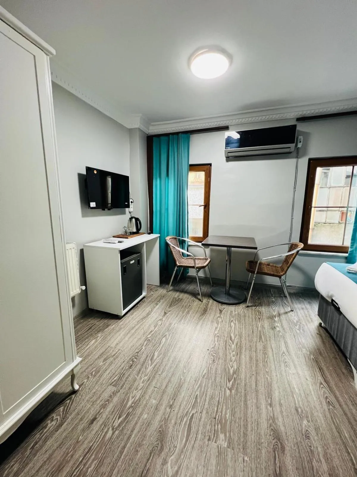 Communal lounge/ TV room, Bed in Taksim Dora Hotel