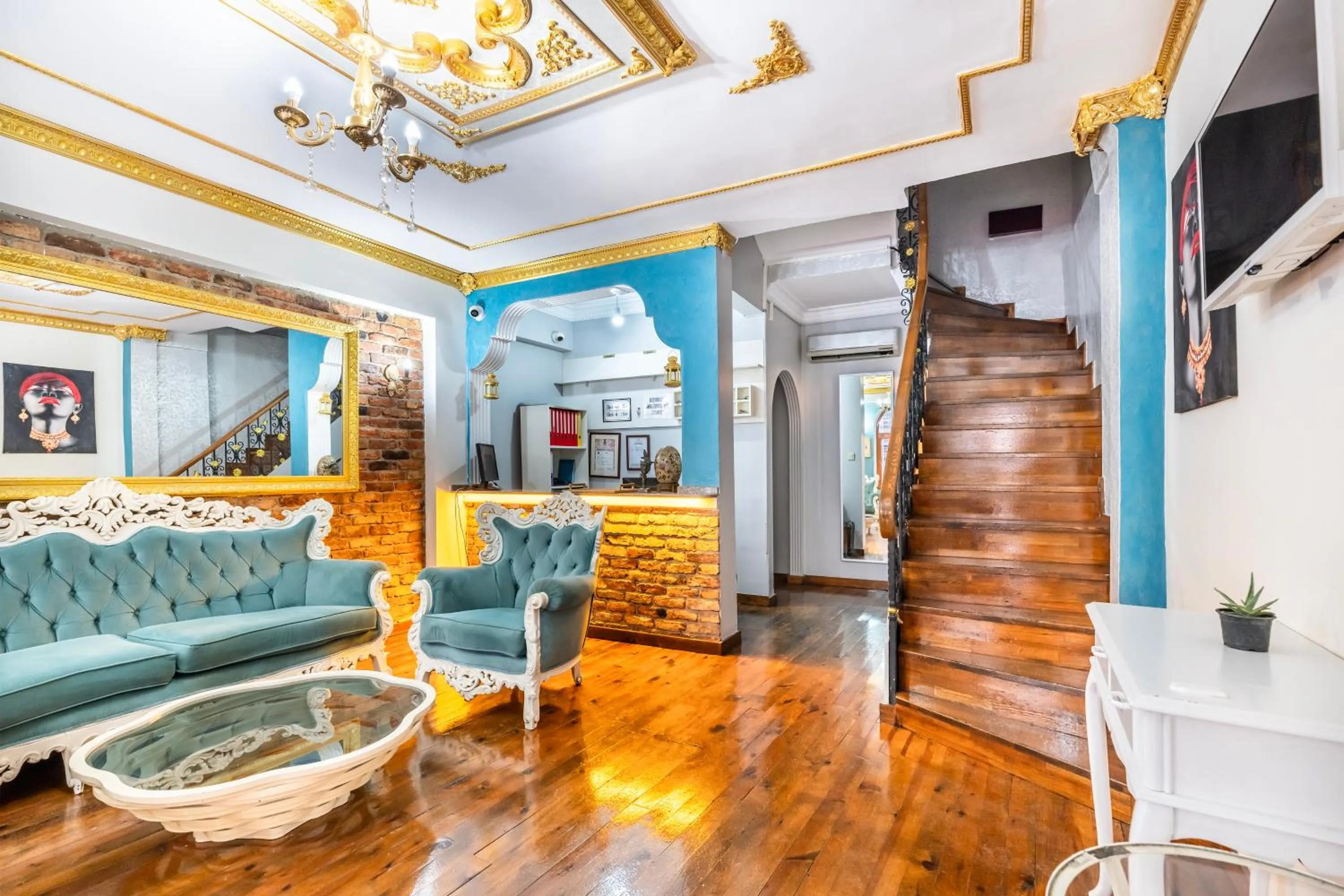 Communal lounge/ TV room in Taksim Dora Hotel