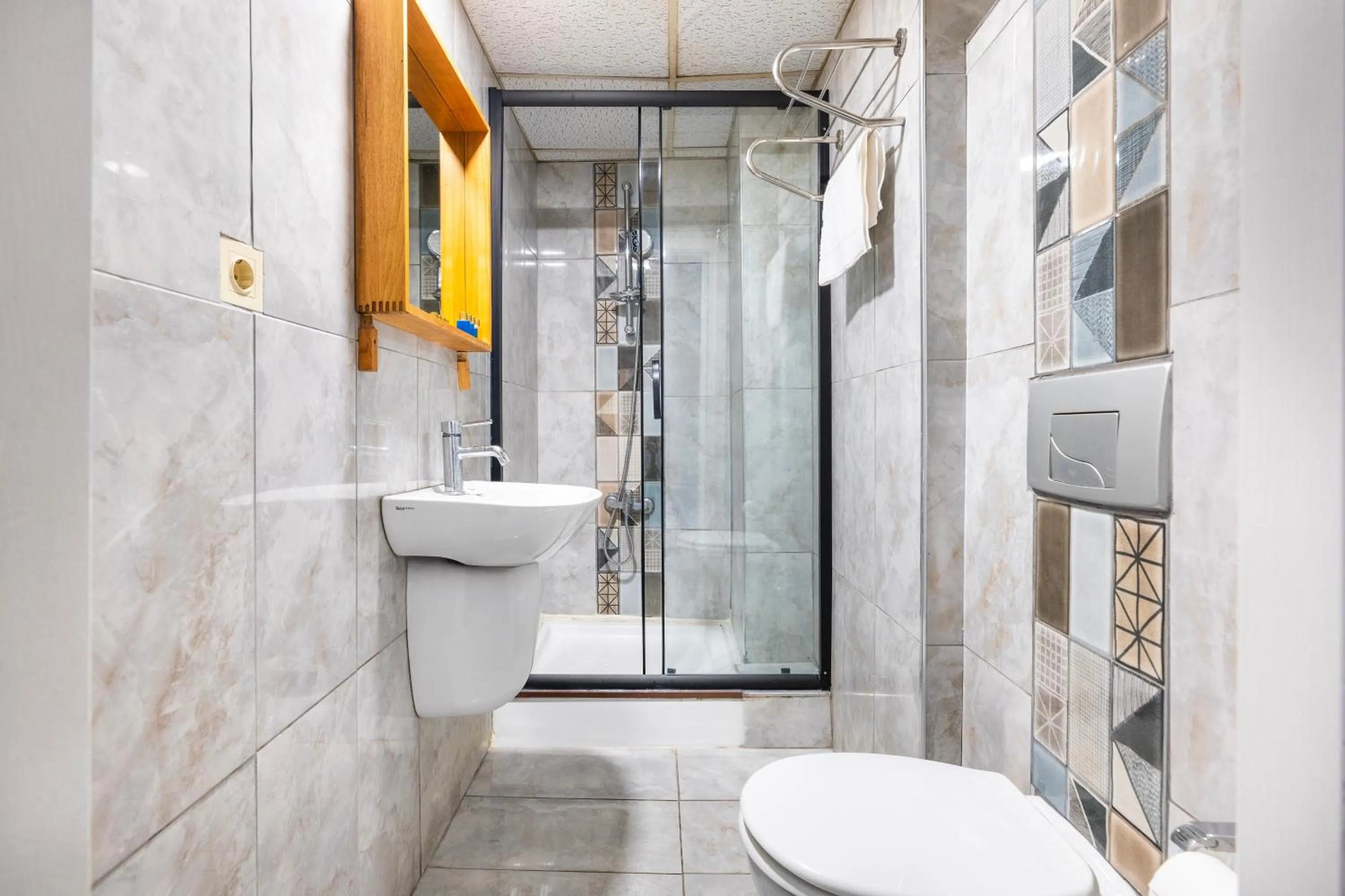 Shower in Taksim Dora Hotel