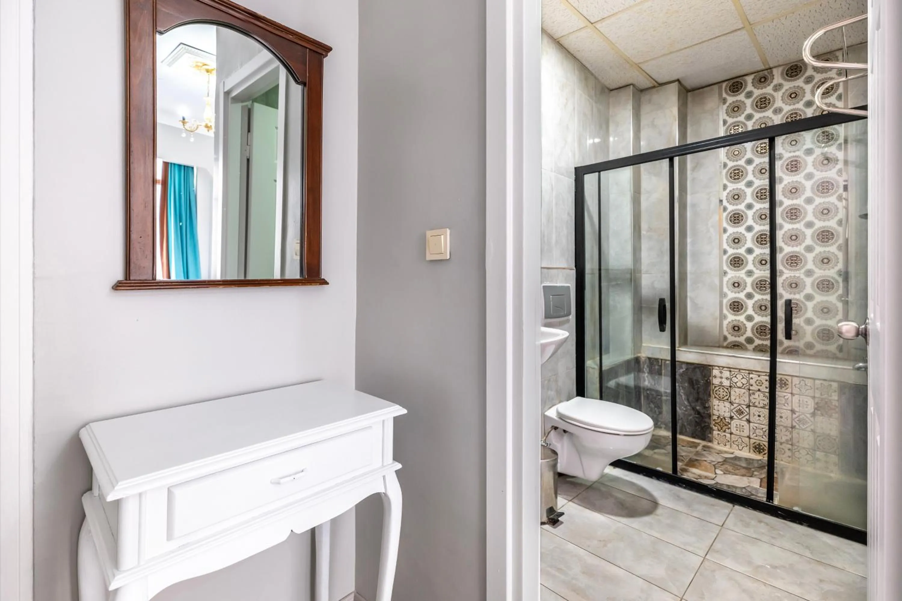 Shower in Taksim Dora Hotel