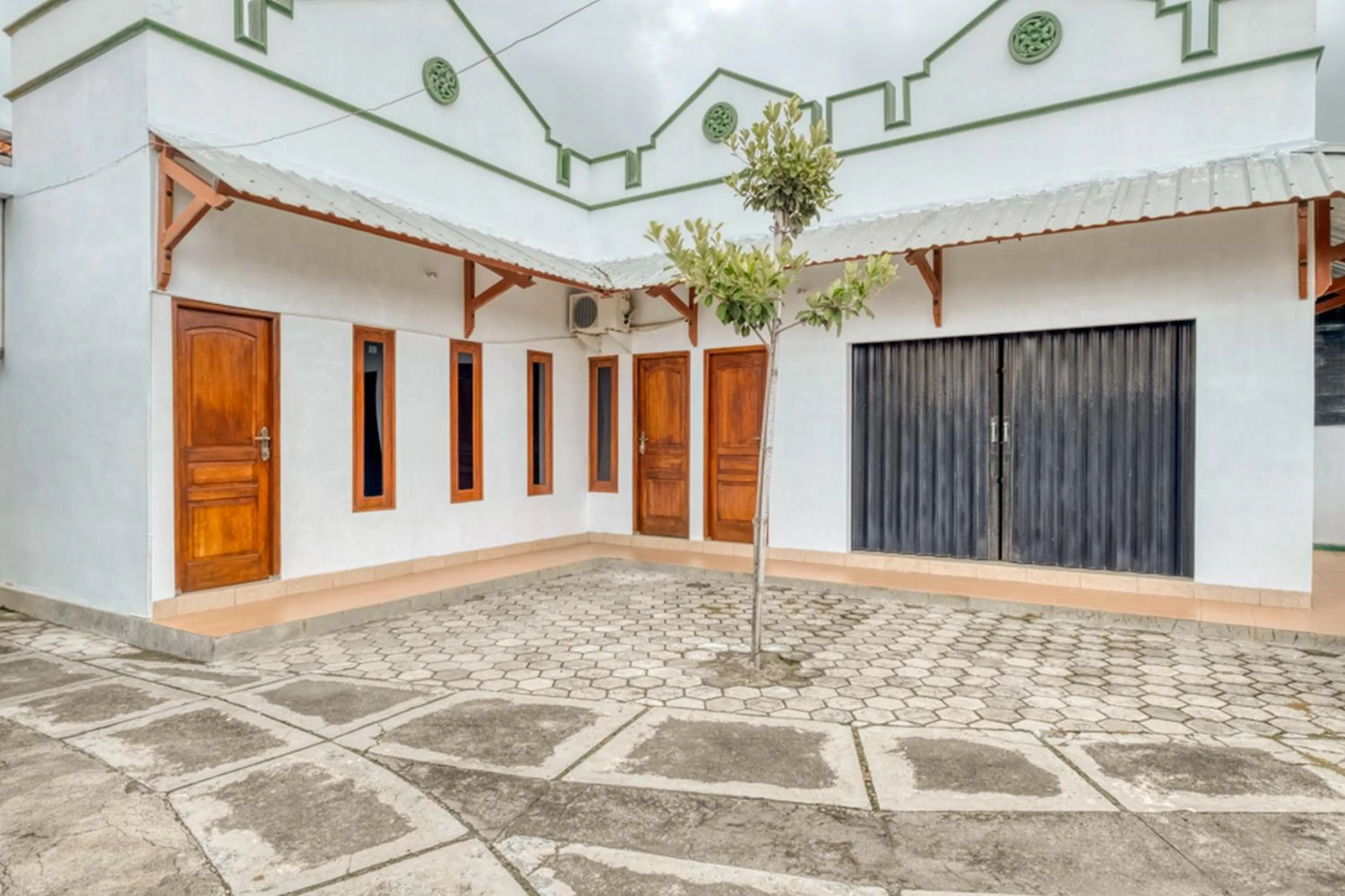 Facade/entrance in RedDoorz near Wisata Pantai Parangtritis