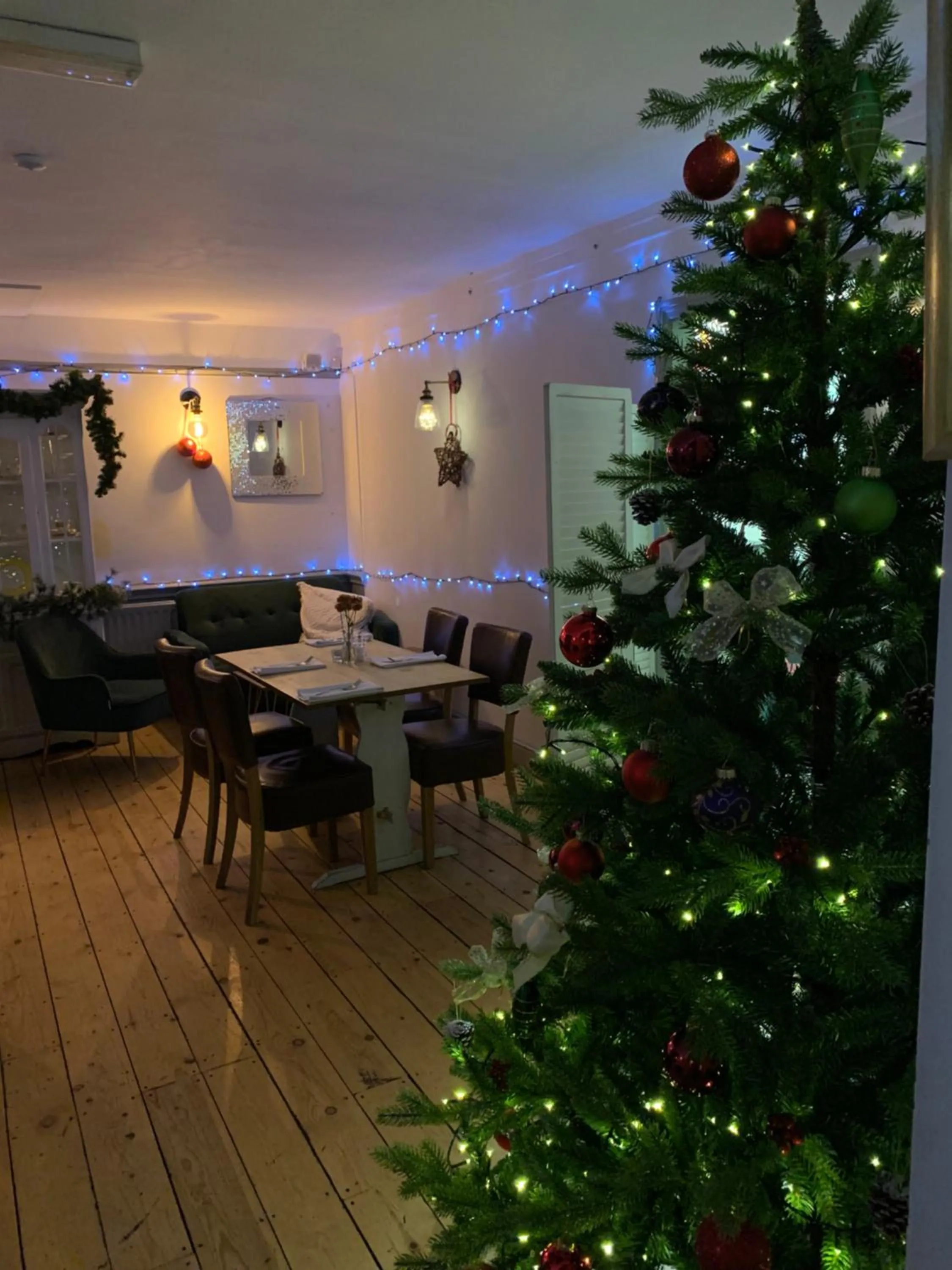 Restaurant/Places to Eat in THE LAZY LION