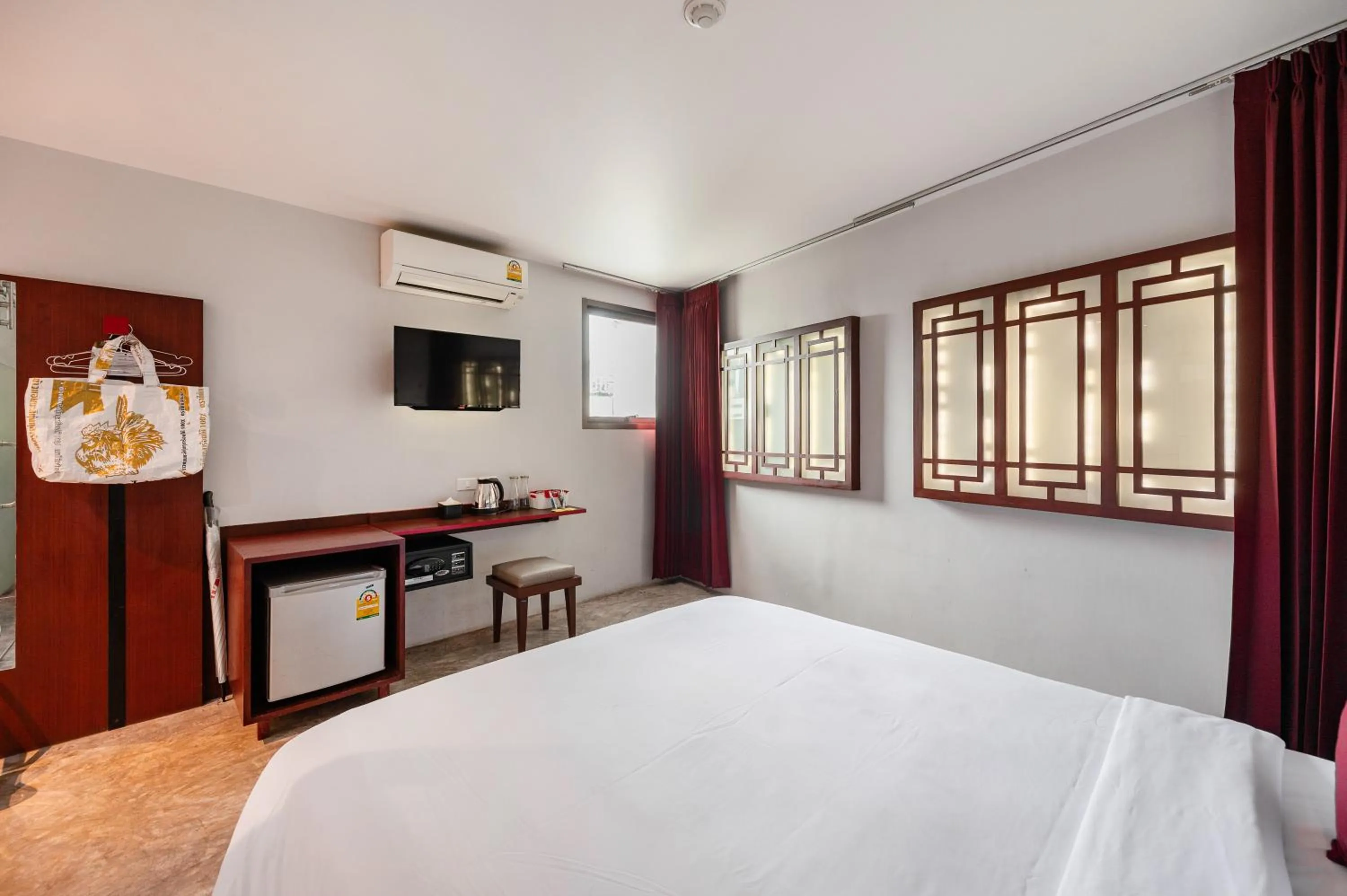 Bed in Ruamchitt Plaza Hotel