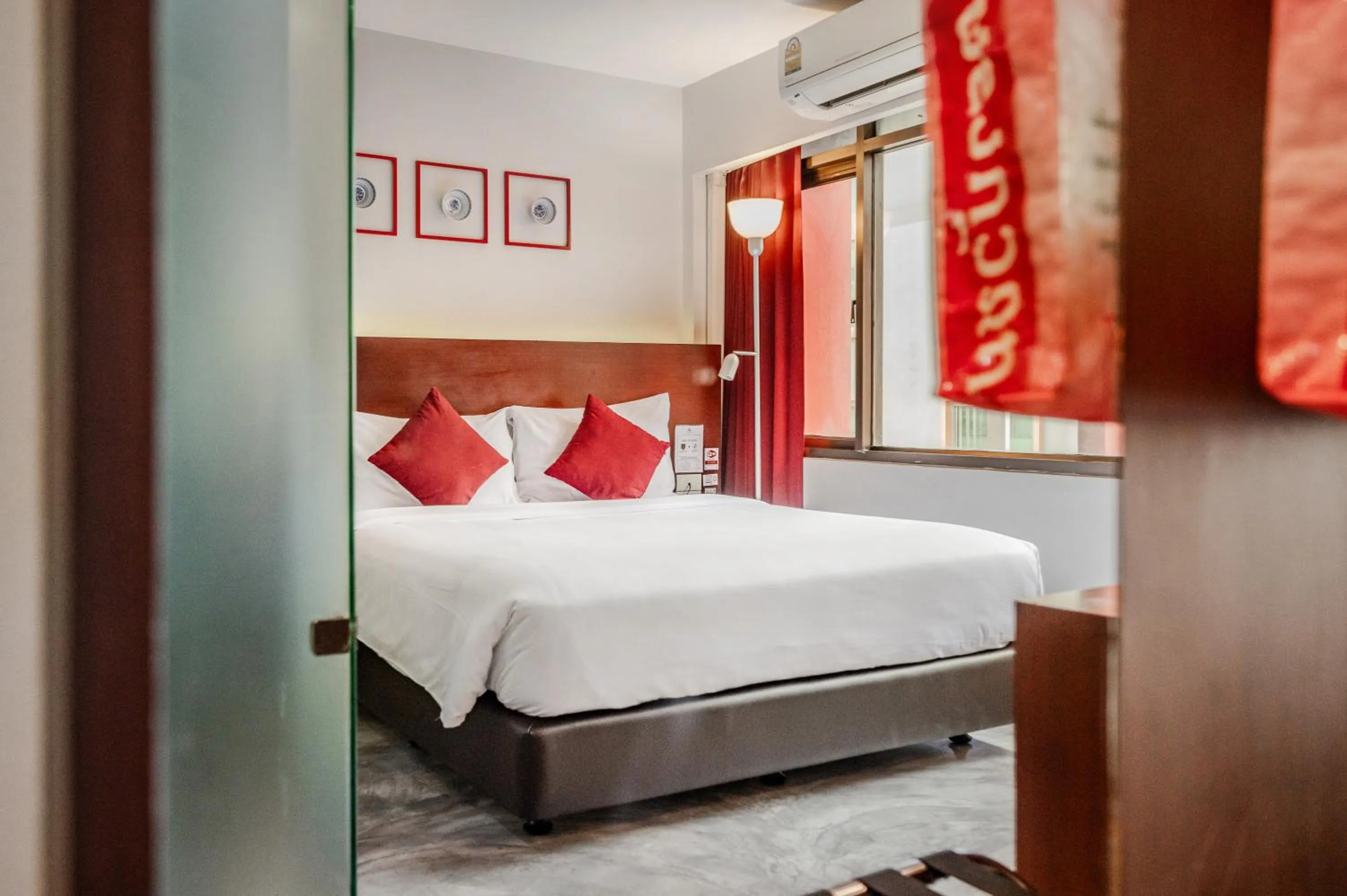 Bed in Ruamchitt Plaza Hotel