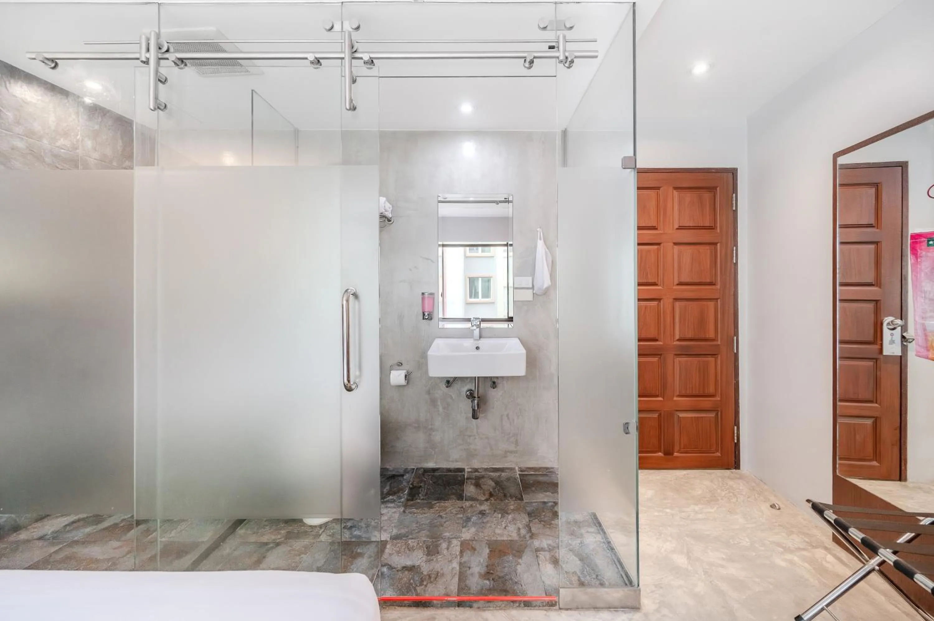 Shower in Ruamchitt Plaza Hotel