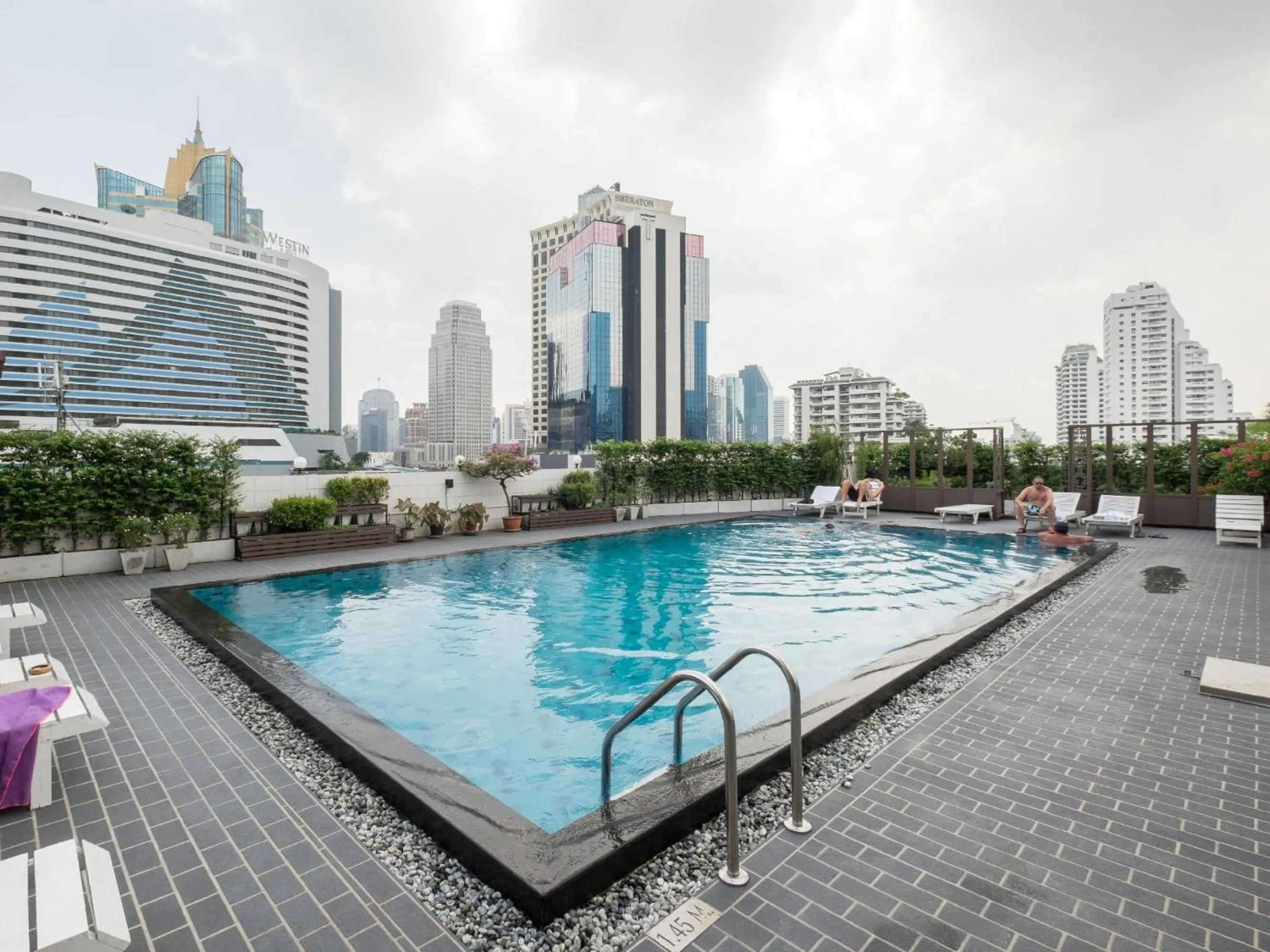 Swimming pool in Ruamchitt Plaza Hotel