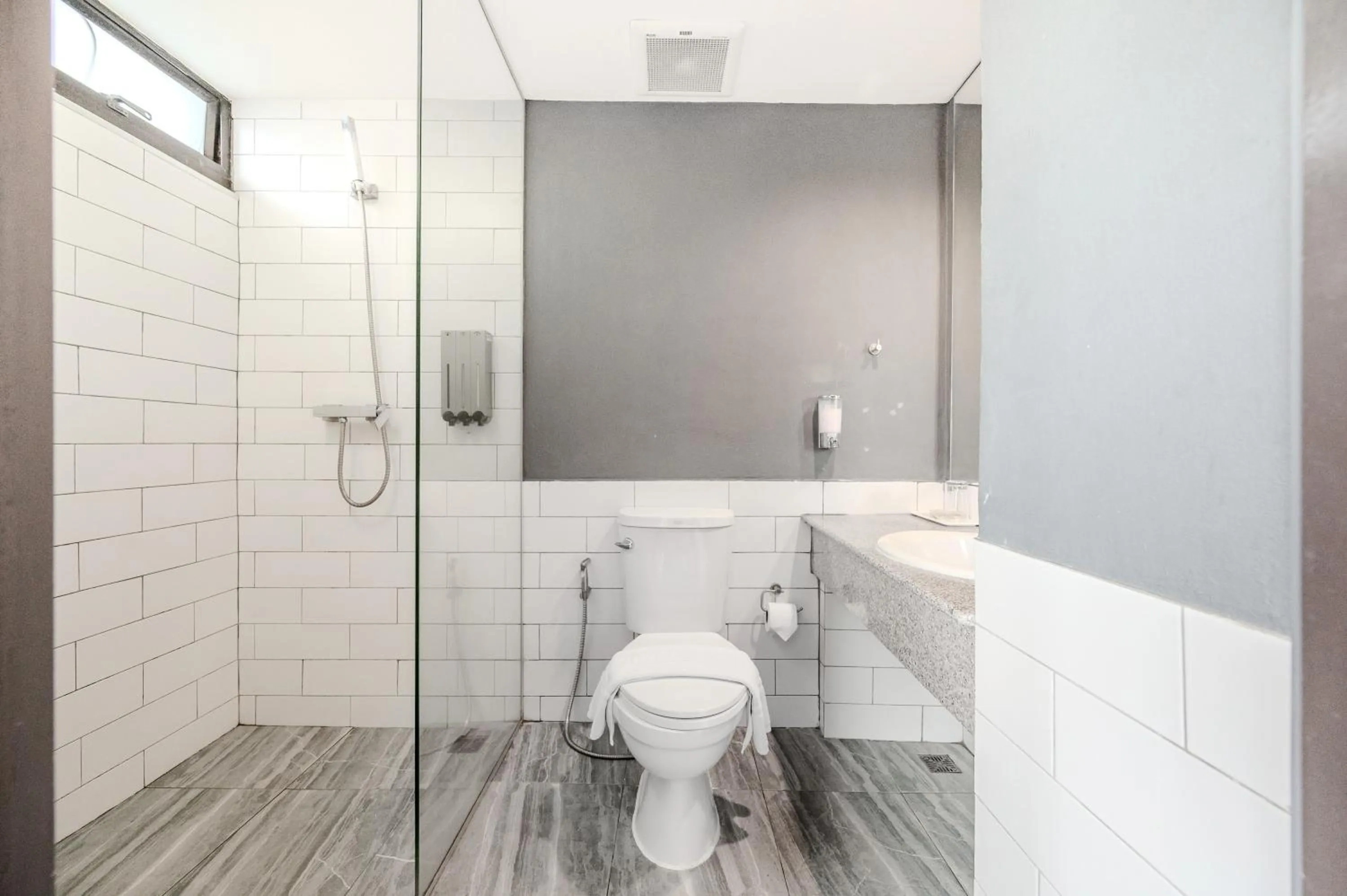 Toilet in Ruamchitt Plaza Hotel