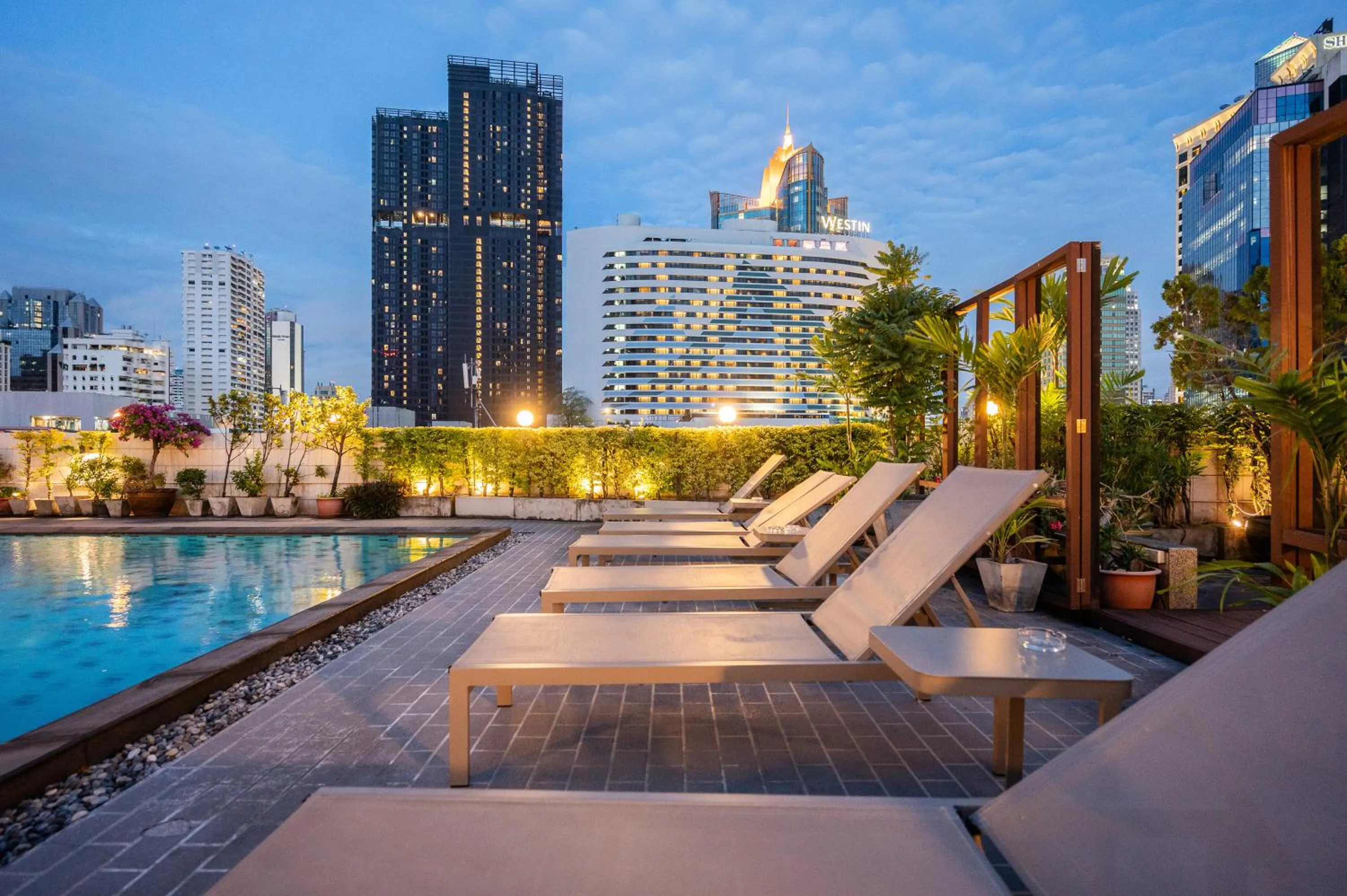 Swimming pool in Ruamchitt Plaza Hotel