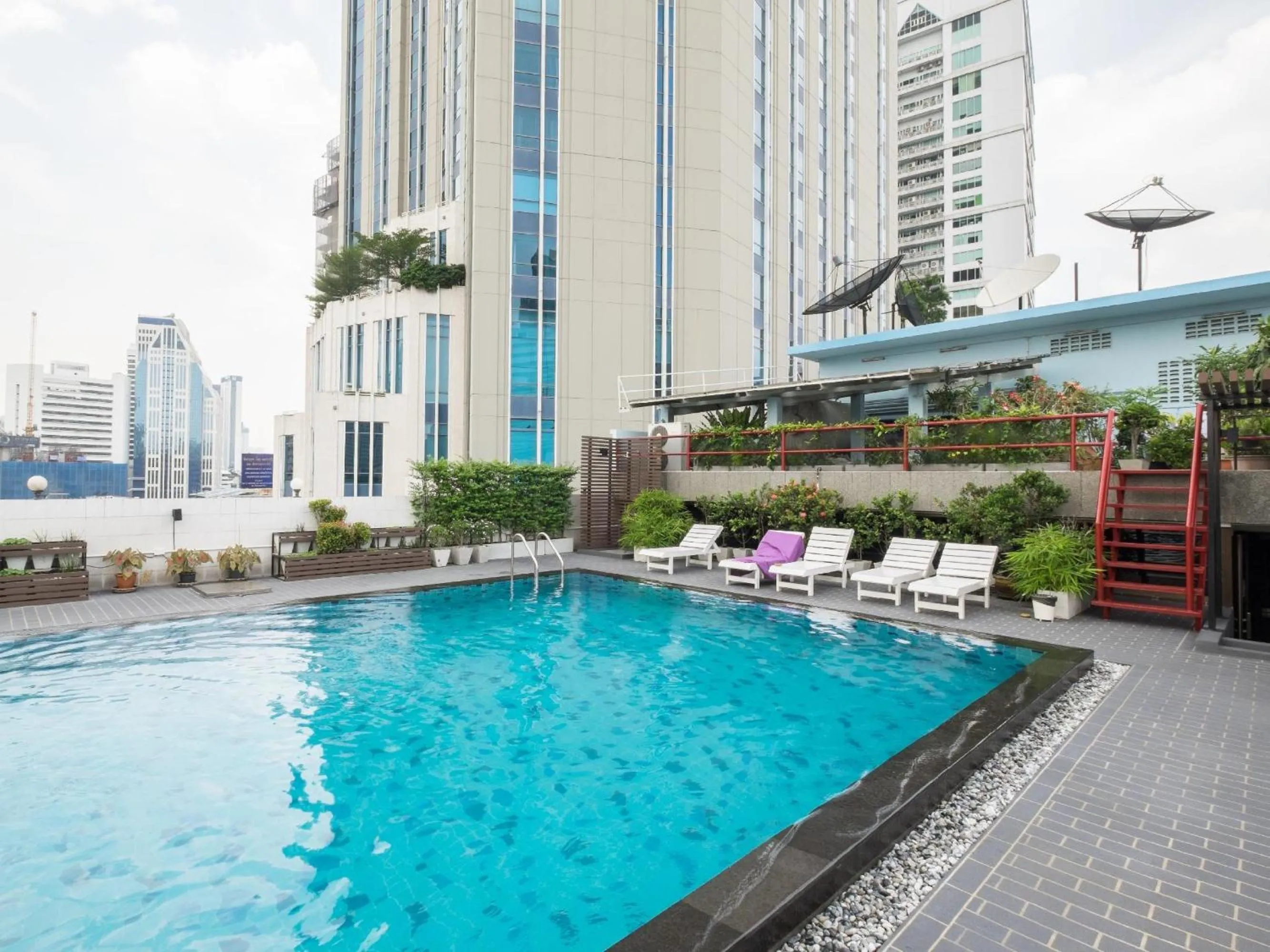 Swimming pool in Ruamchitt Plaza Hotel