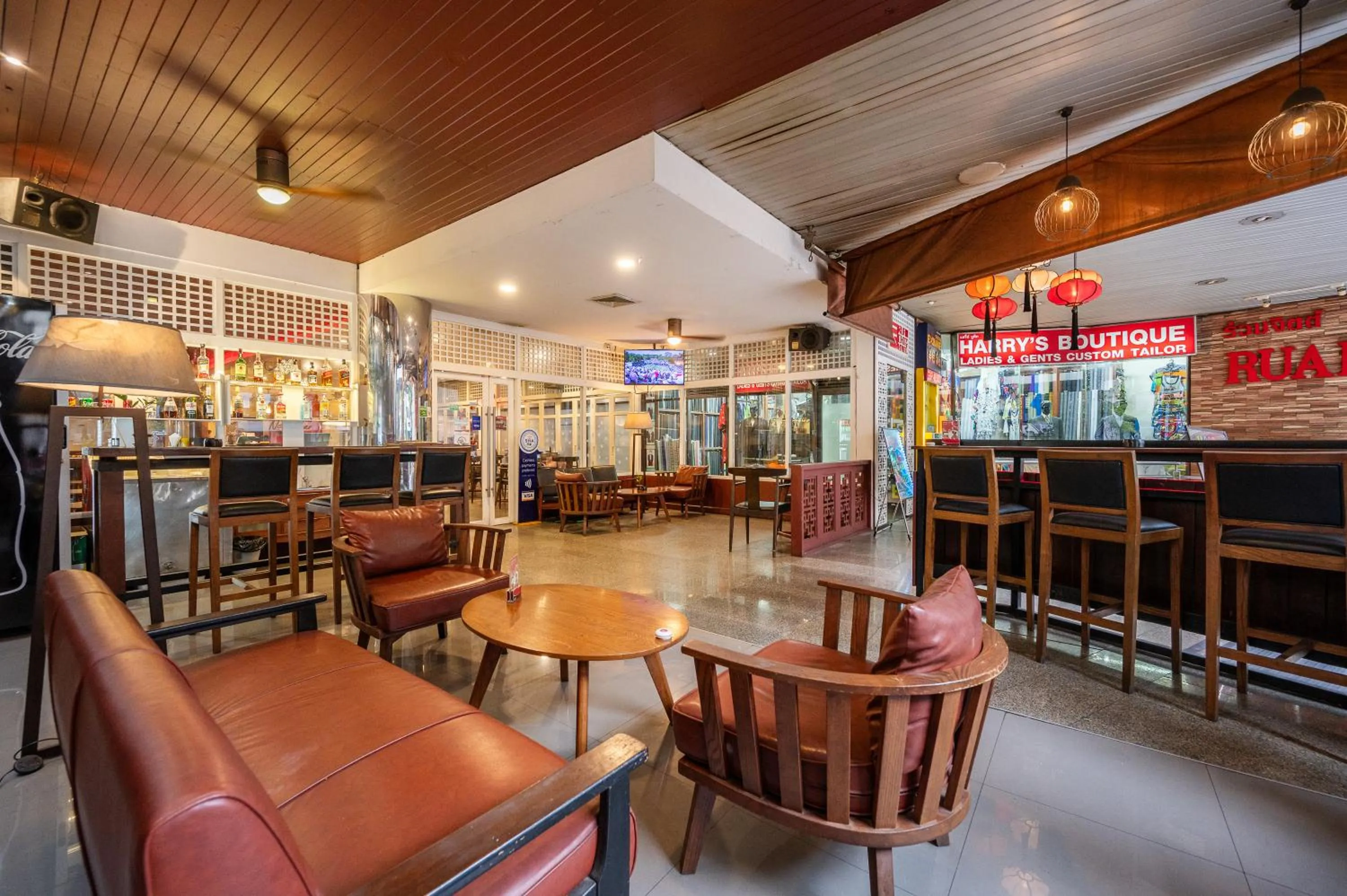 Restaurant/places to eat in Ruamchitt Plaza Hotel