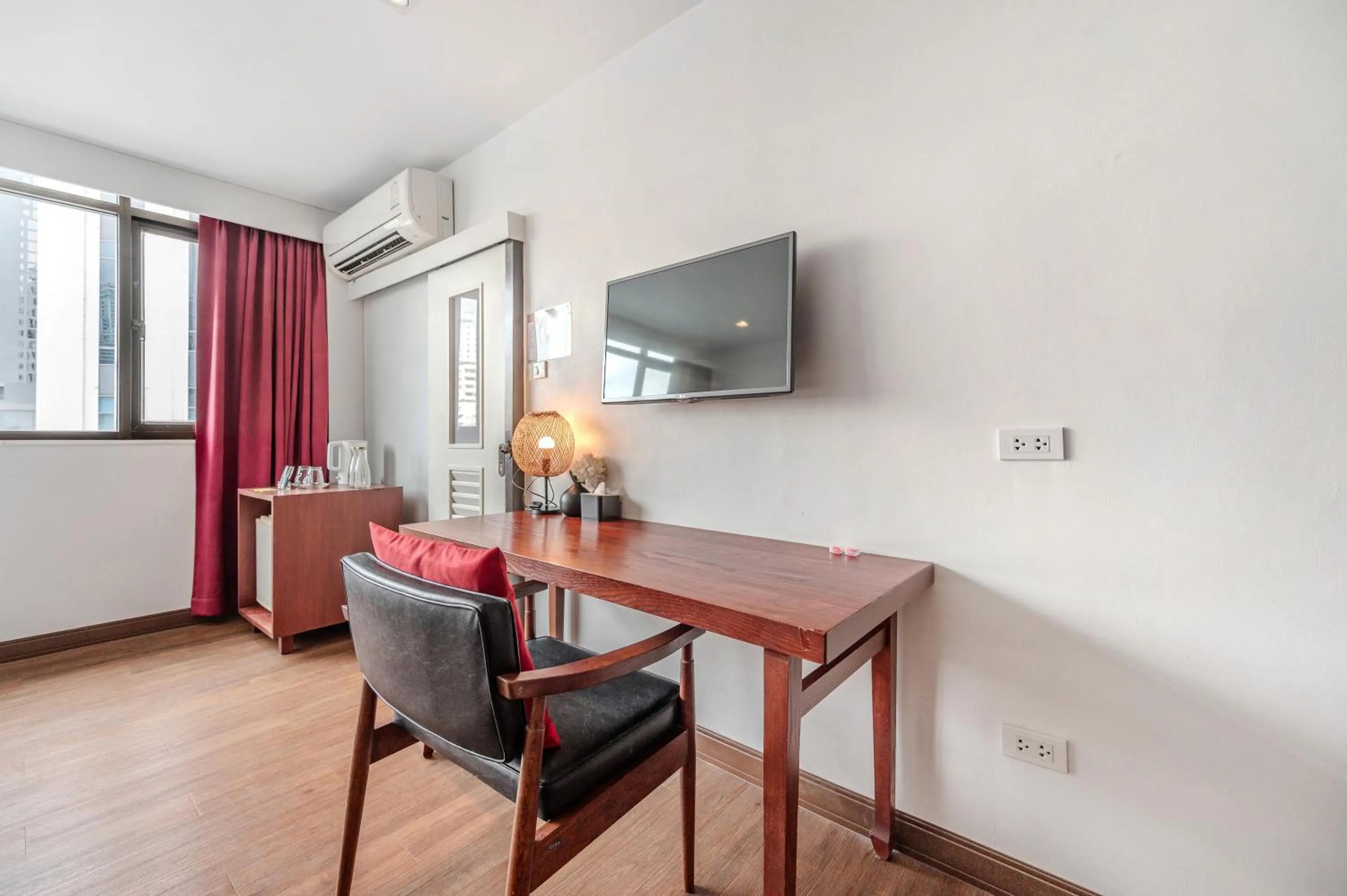 TV and multimedia in Ruamchitt Plaza Hotel