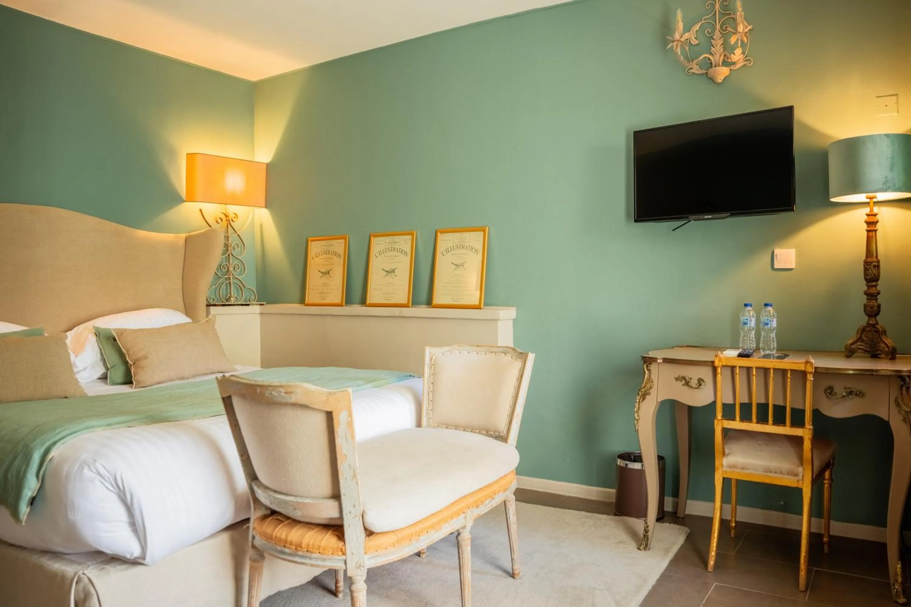 Bedroom in Hôtel Gounod