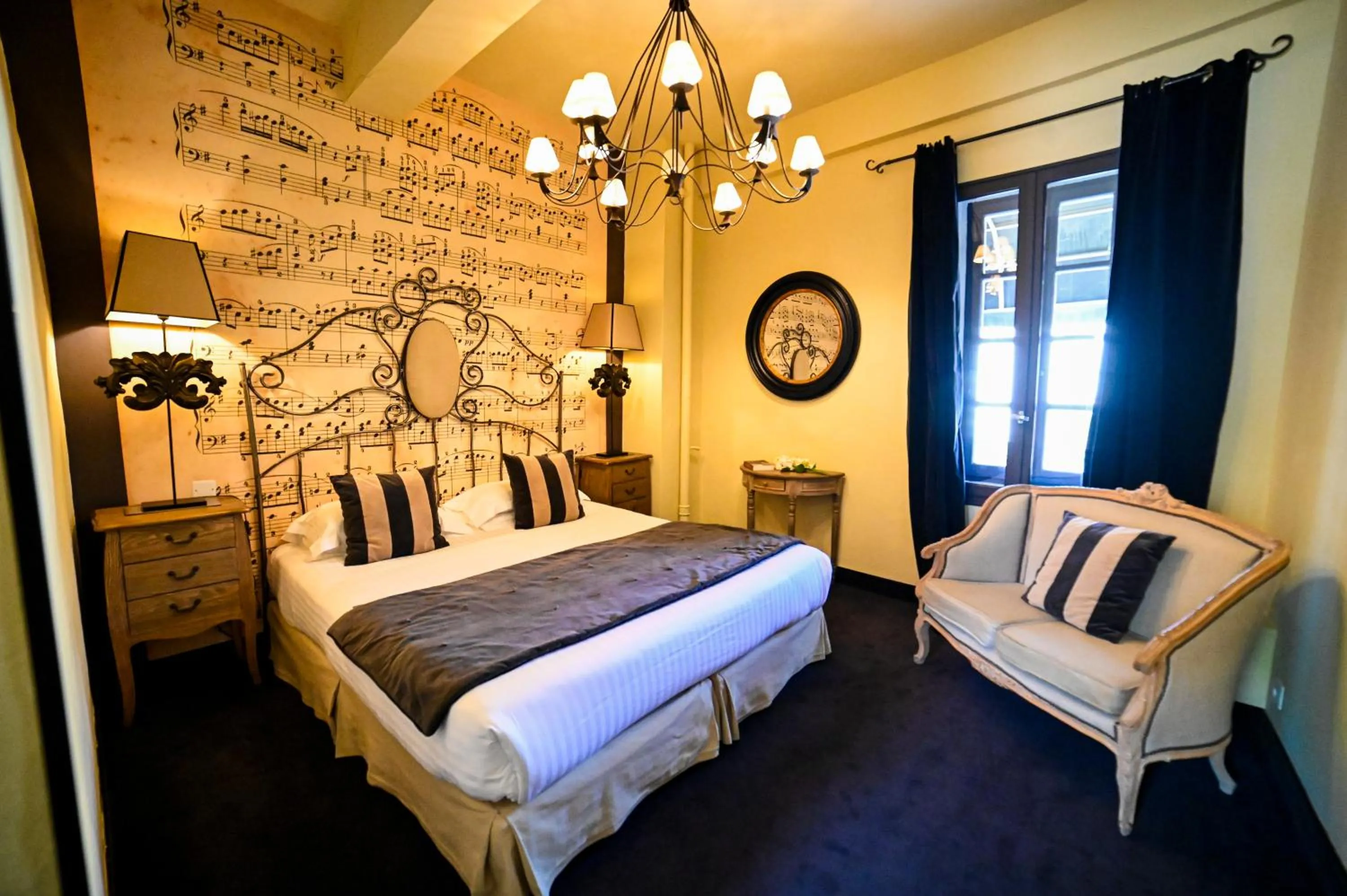 Bedroom, Bed in Hôtel Gounod