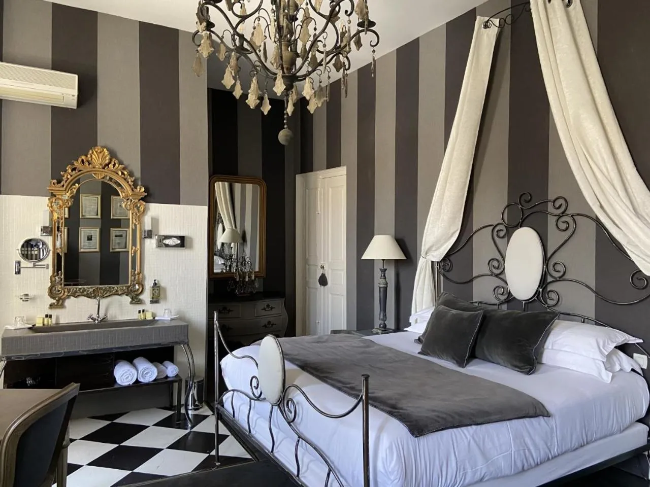 Property building, Bed in Hôtel Gounod