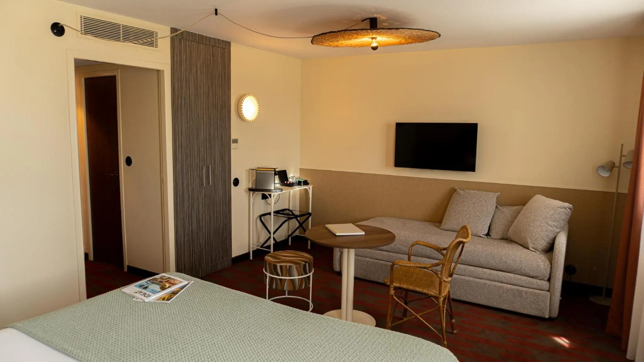 Photo of the whole room, Bed in Mercure Arles Centre Arenes