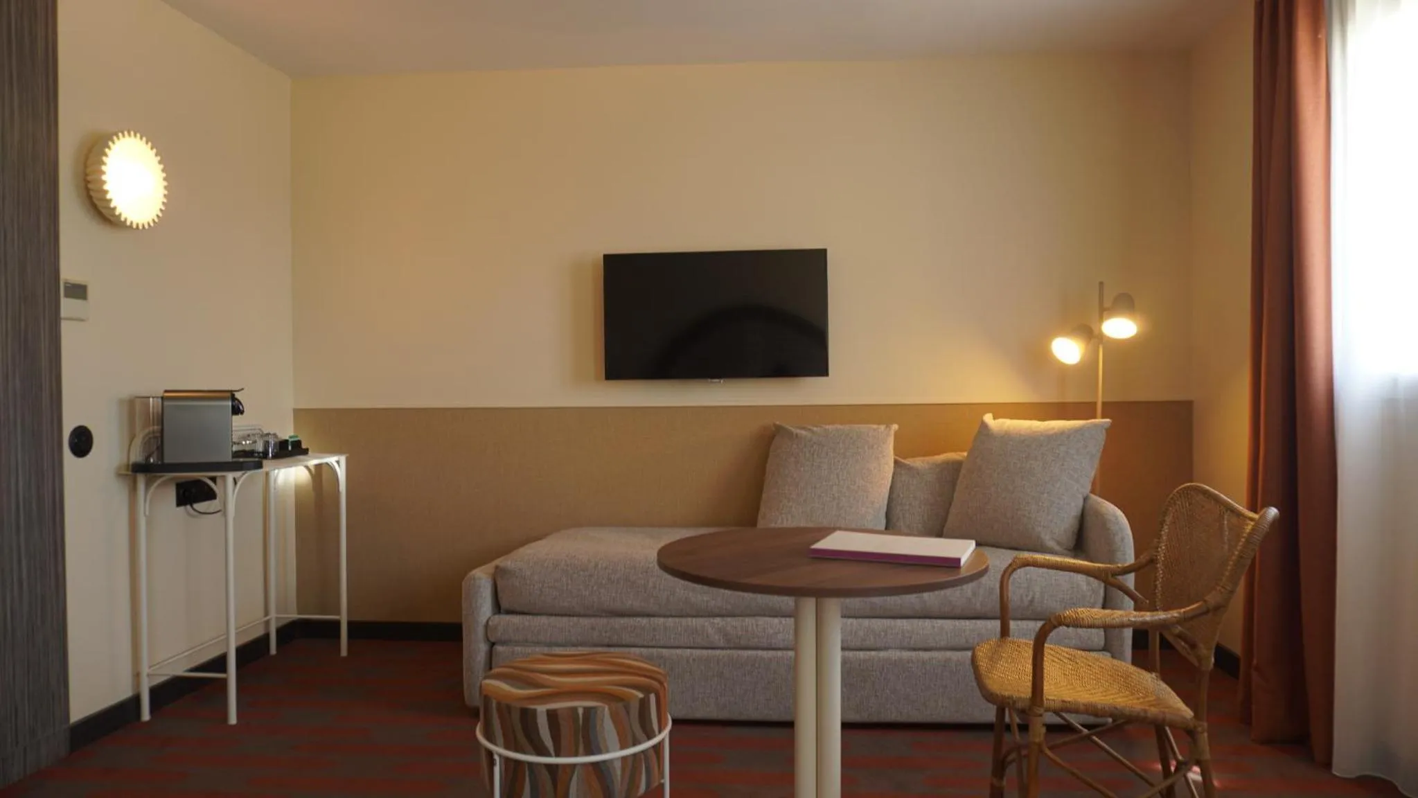 Living room in Mercure Arles Centre Arenes