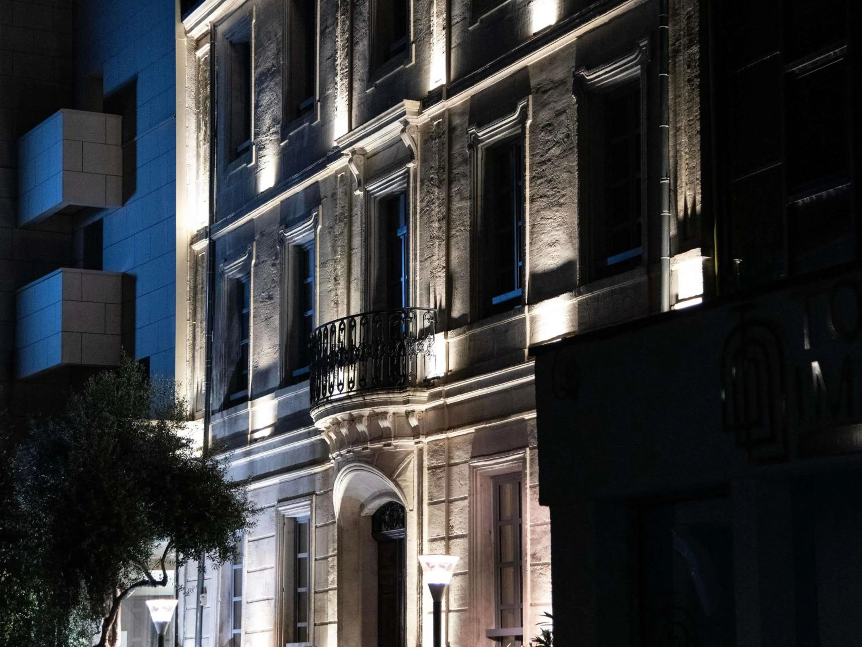 Property building in Mercure Arles Centre Arenes