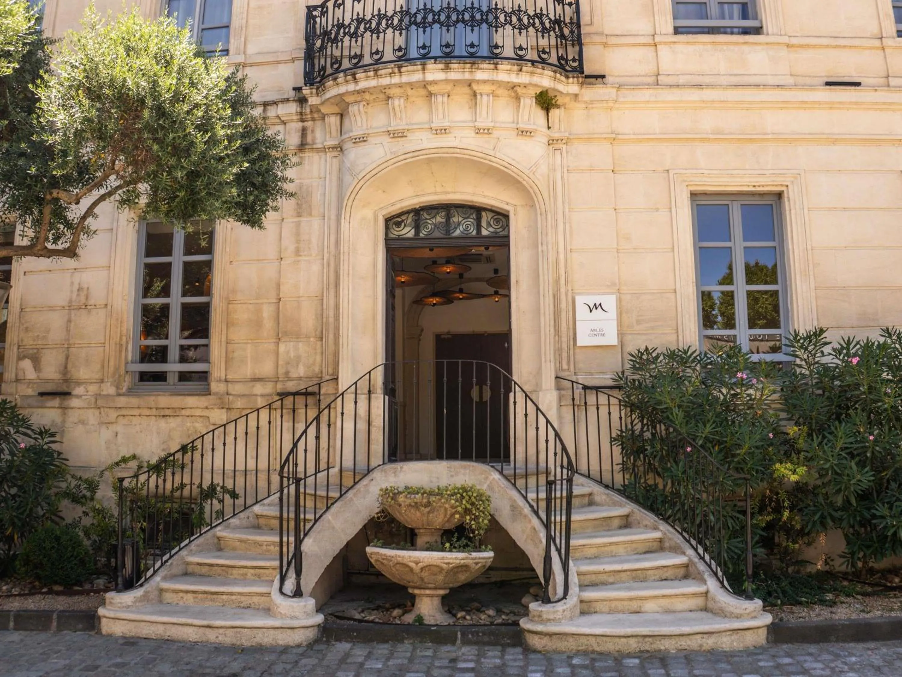 Property building in Mercure Arles Centre Arenes