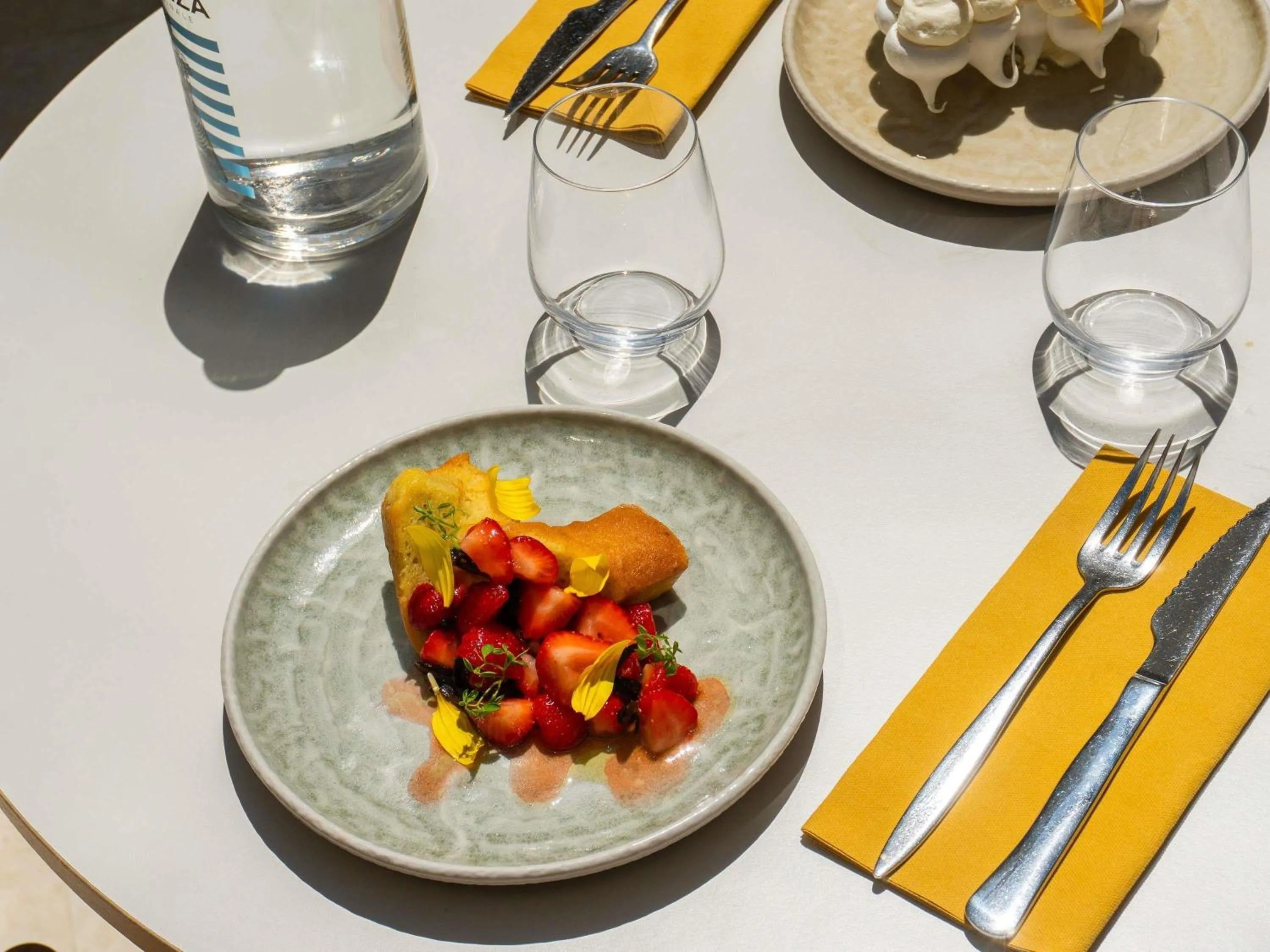 Restaurant/places to eat in Mercure Arles Centre Arenes