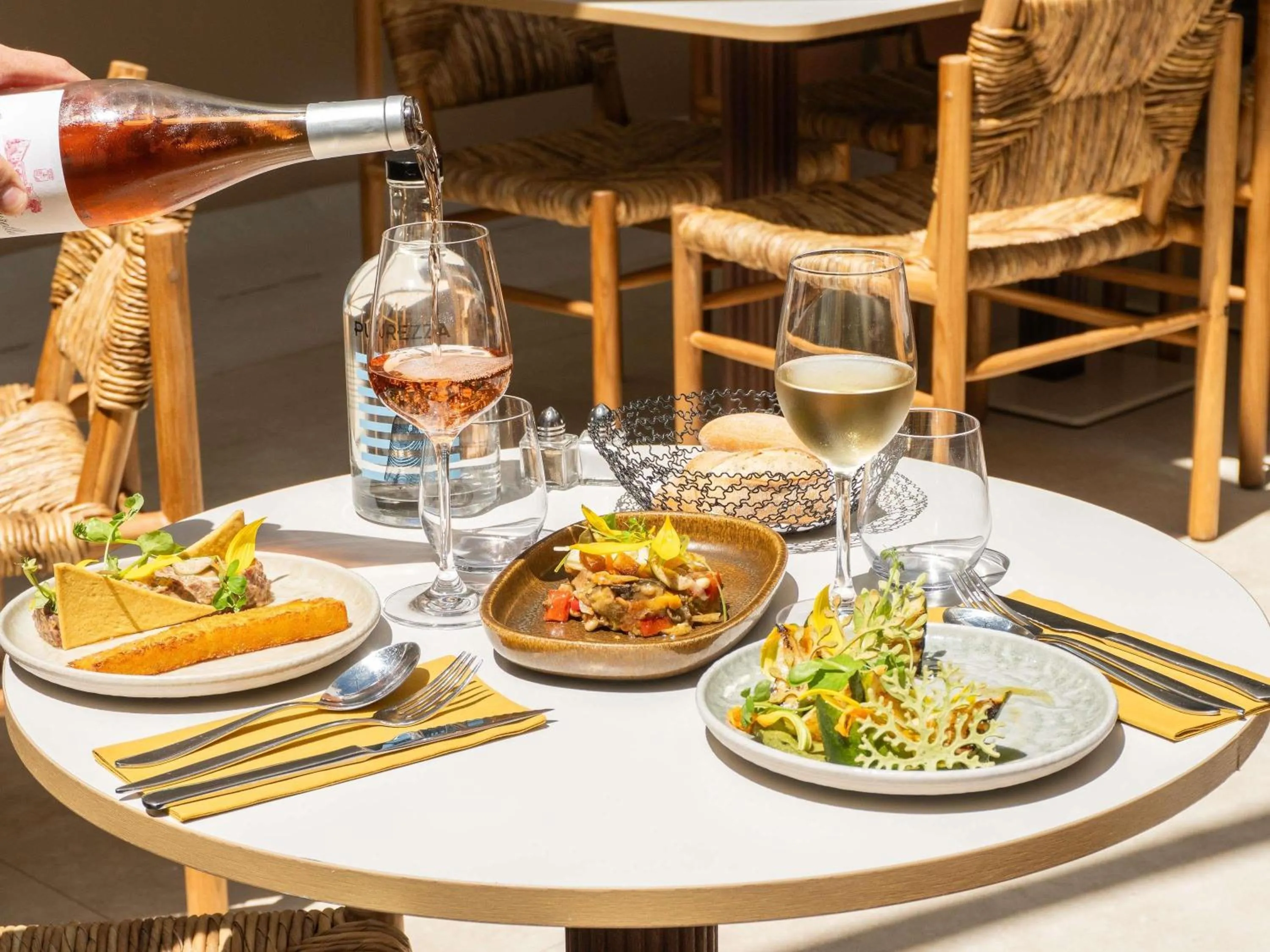 Restaurant/places to eat in Mercure Arles Centre Arenes