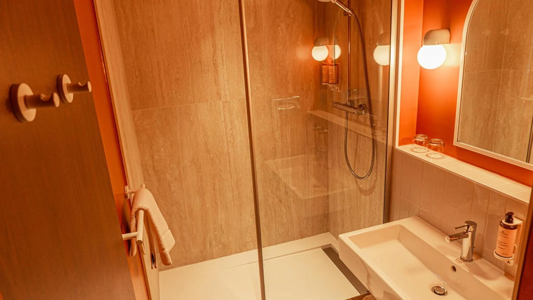 Shower in Mercure Arles Centre Arenes