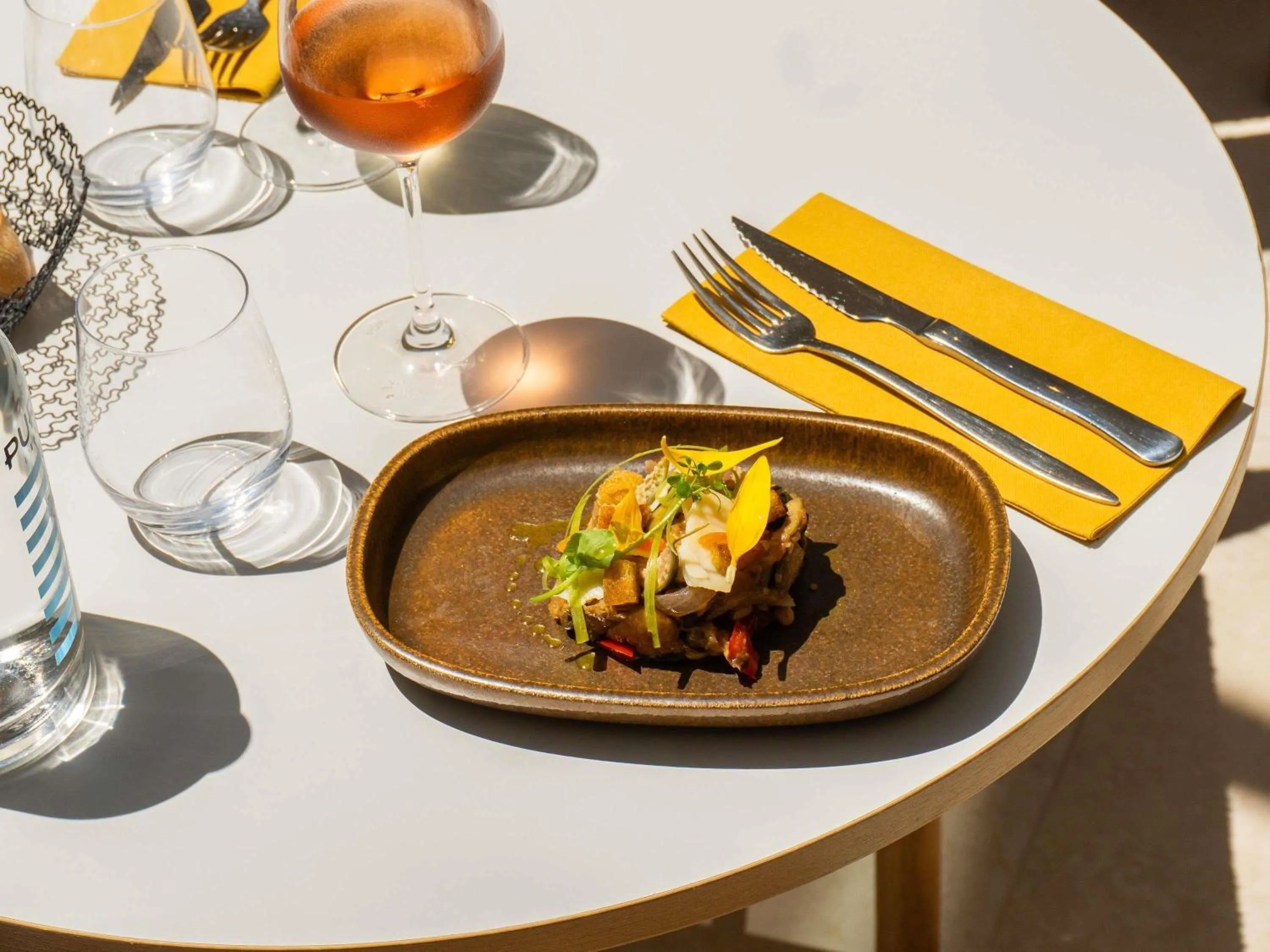 Restaurant/places to eat in Mercure Arles Centre Arenes