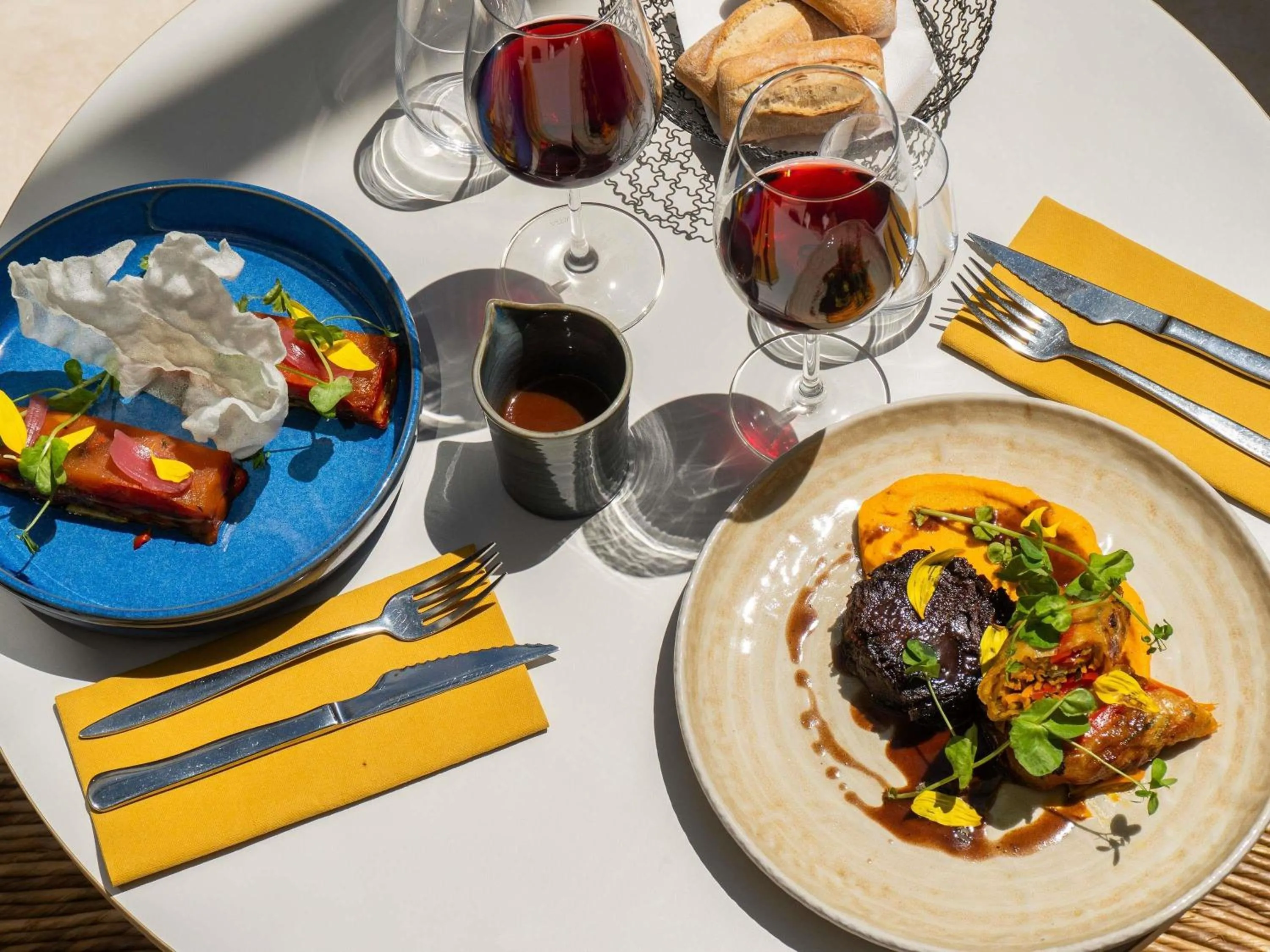 Restaurant/places to eat in Mercure Arles Centre Arenes