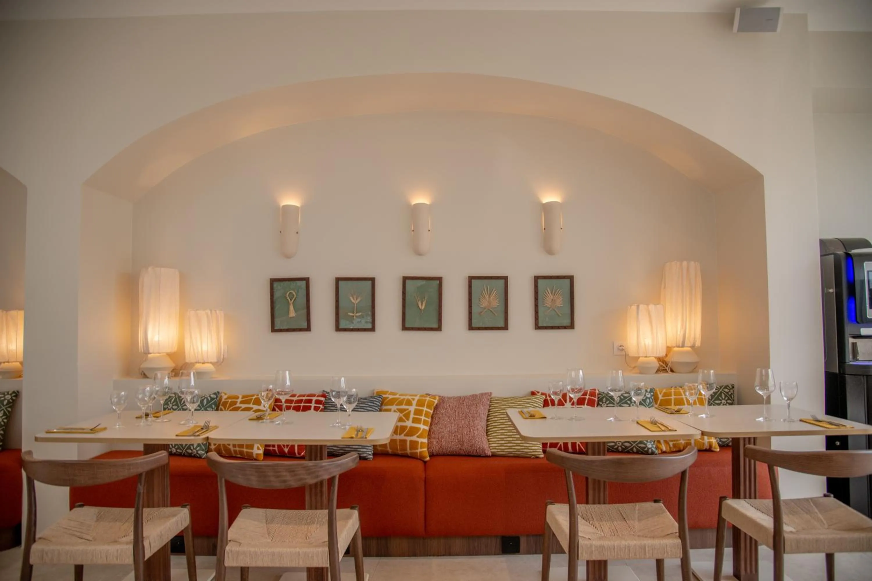 Restaurant/places to eat in Mercure Arles Centre Arenes