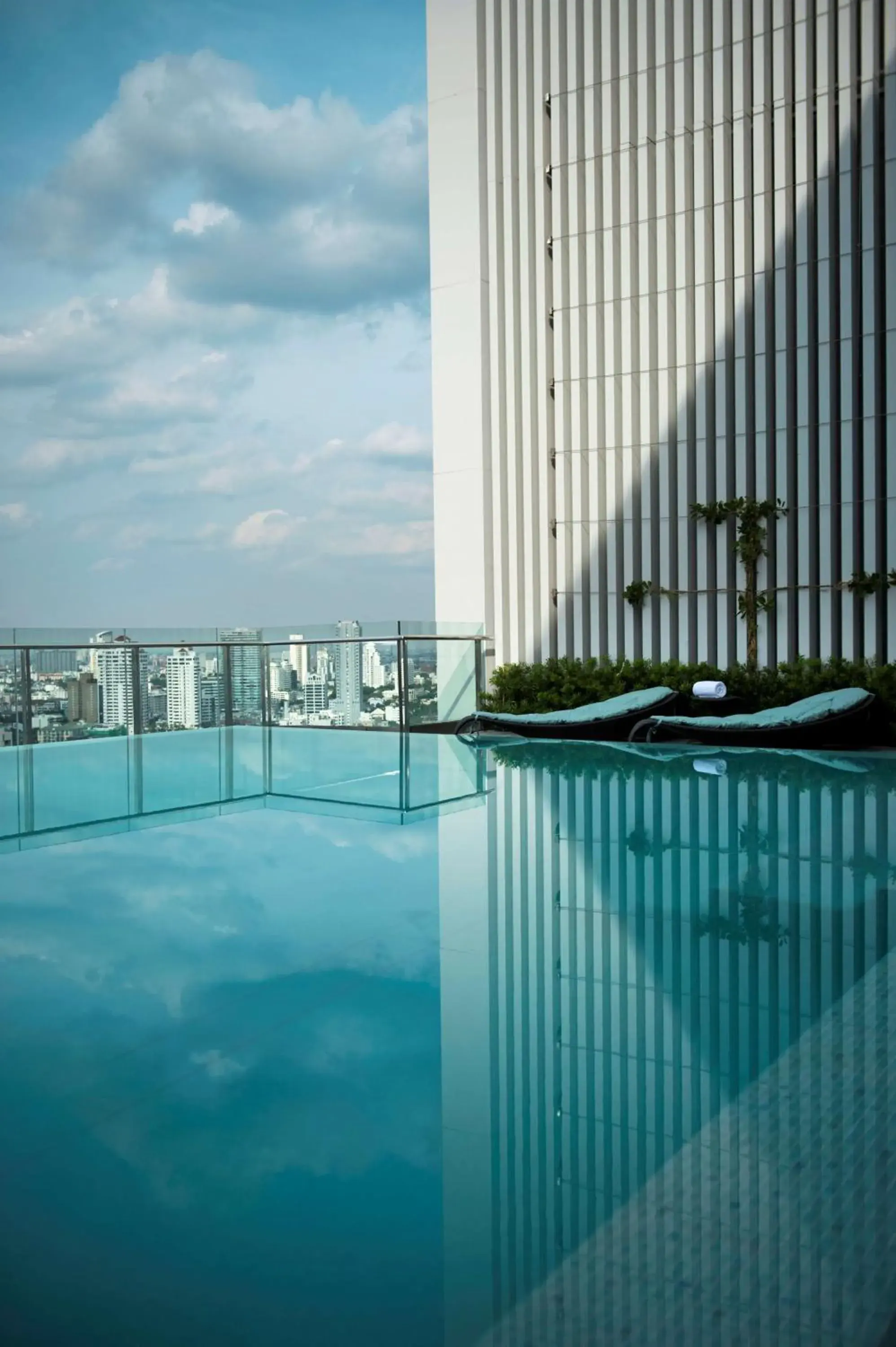 Pool view in Hilton Sukhumvit Bangkok Pool view in Hilton Sukhumvit Bangkok