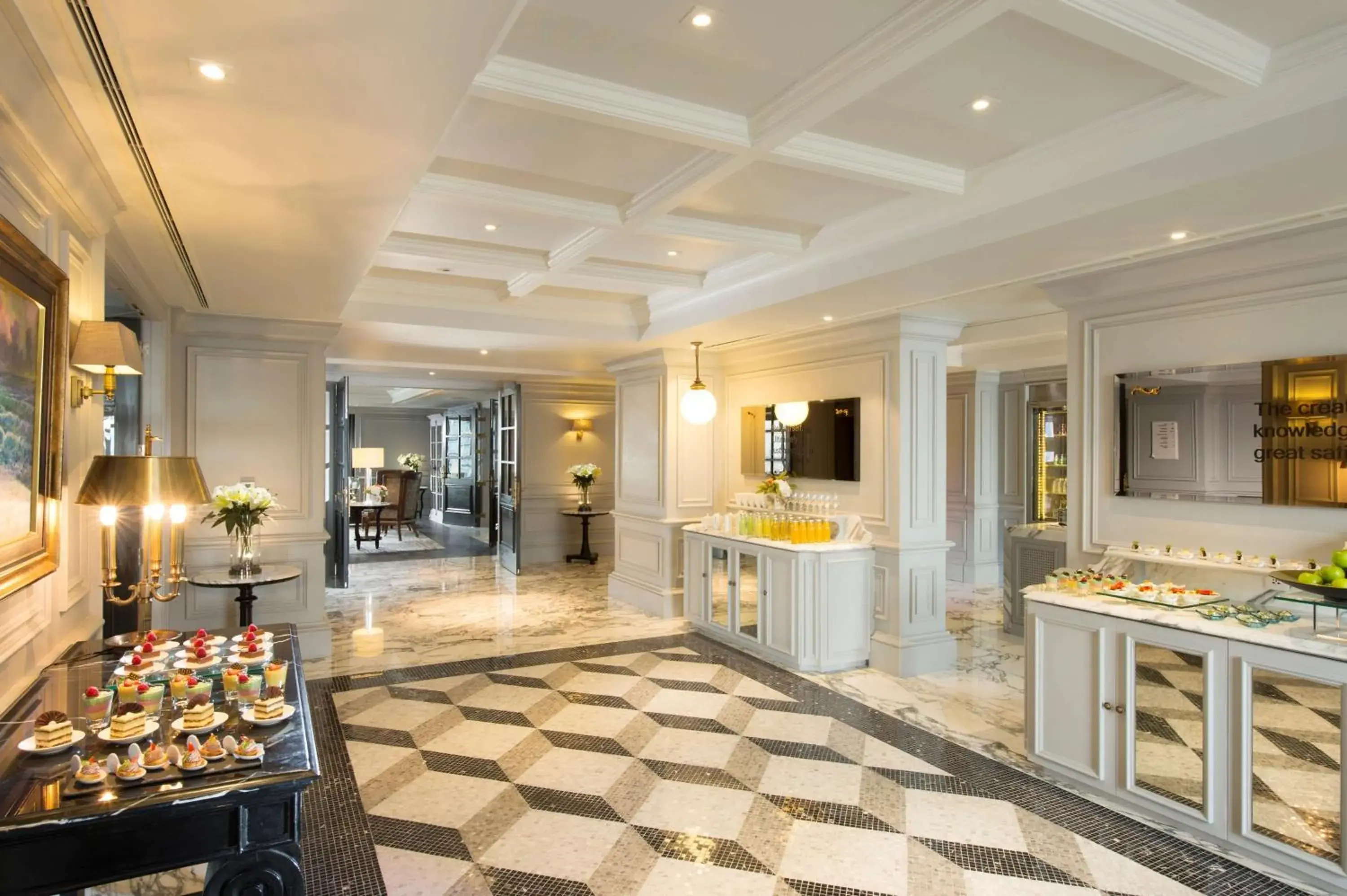 Dining area in Hilton Sukhumvit Bangkok Dining area in Hilton Sukhumvit Bangkok